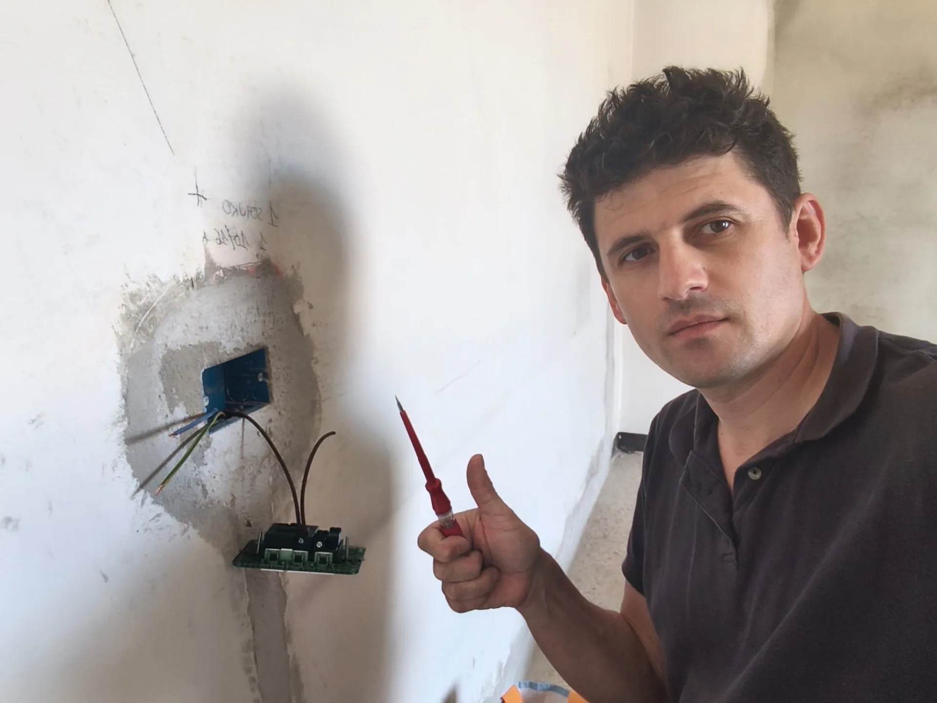 Verifica tensione su scatola di derivazione — Impianti elettrici a Modena