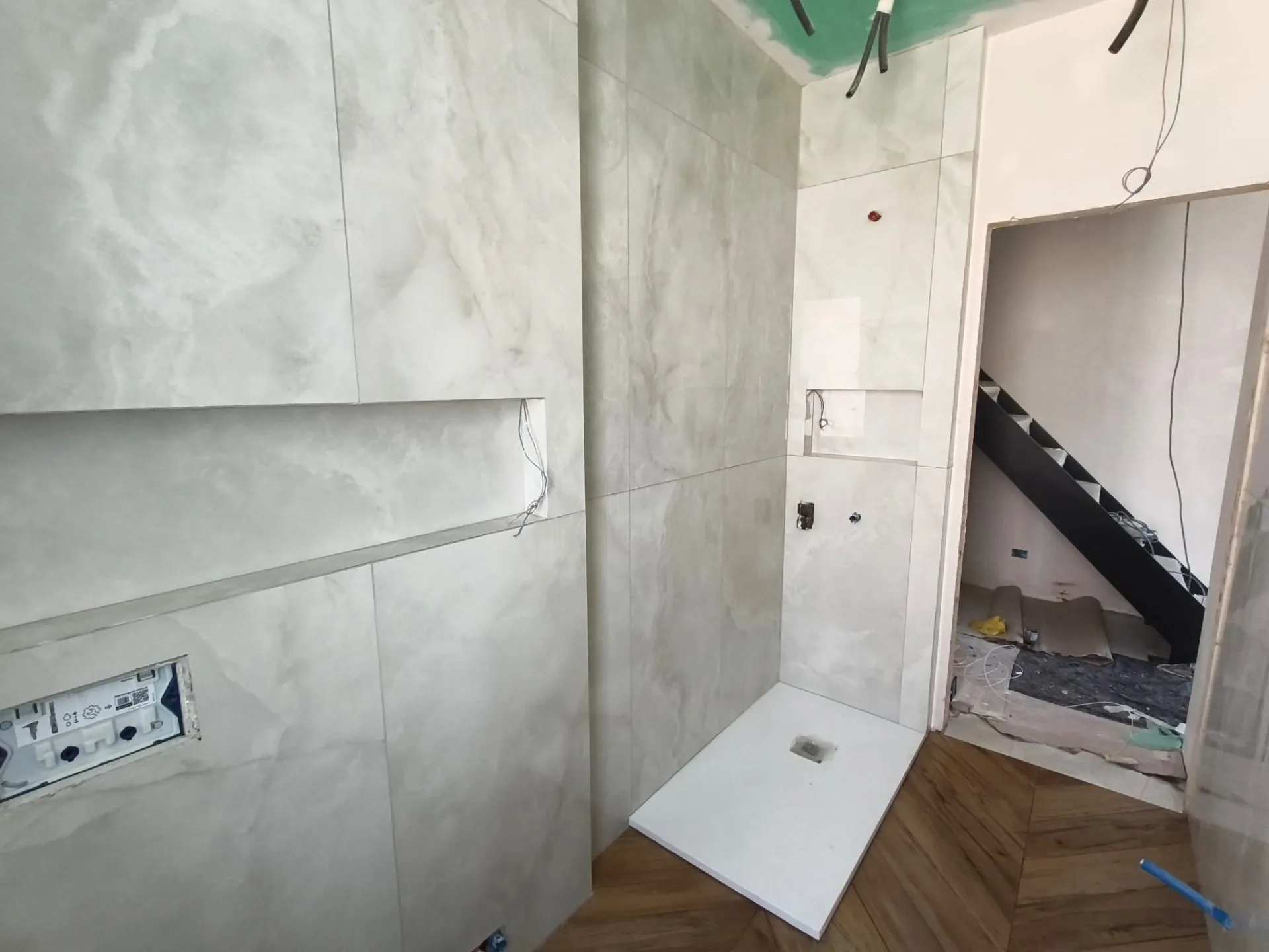 Bagno padronale — Rivestimento effetto onice — Ristrutturazione bagno a Modena