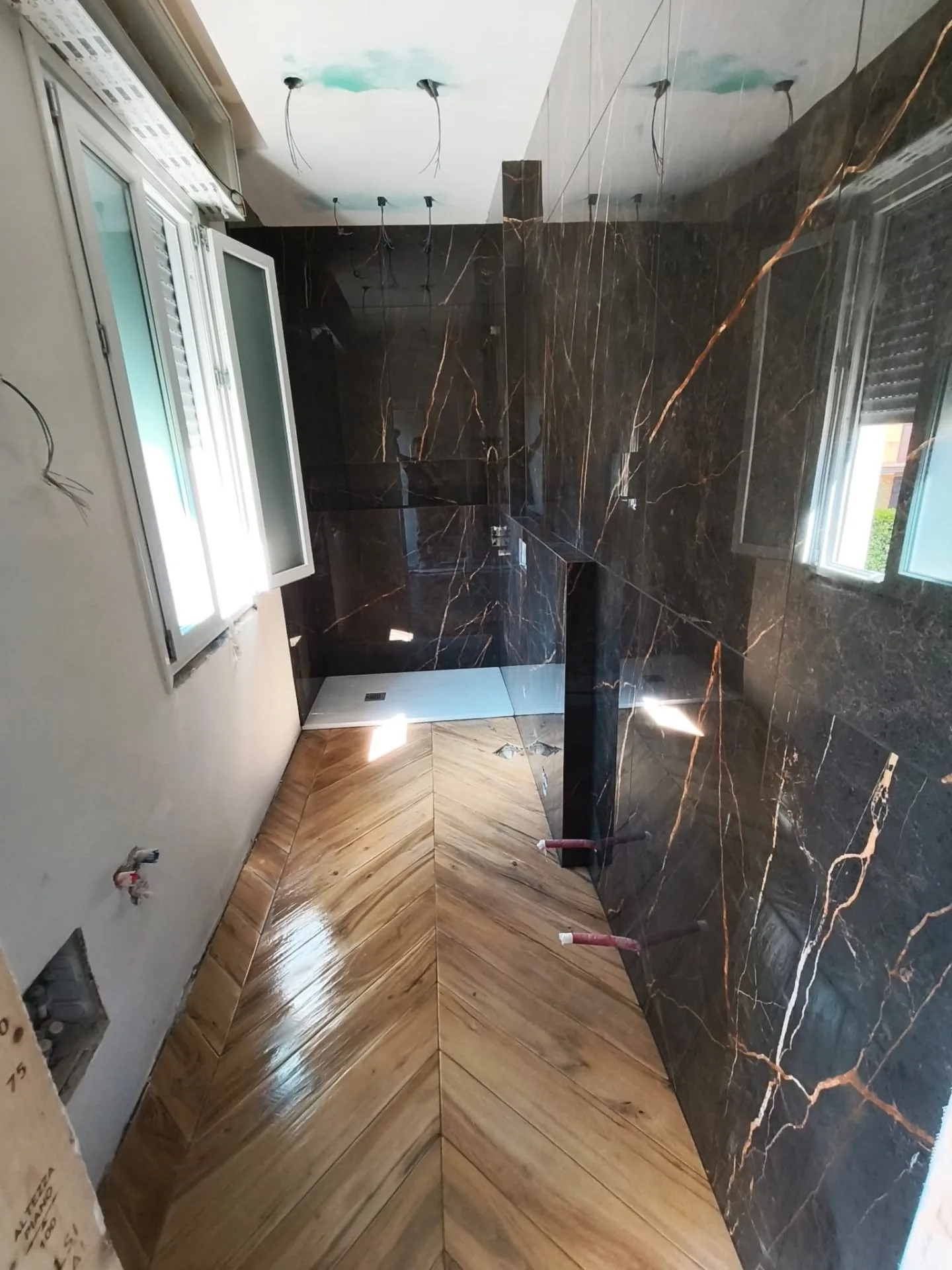 Bagno — Posa marmo nero e parquet chevron — Ristrutturazione bagno a Provincia di Modena