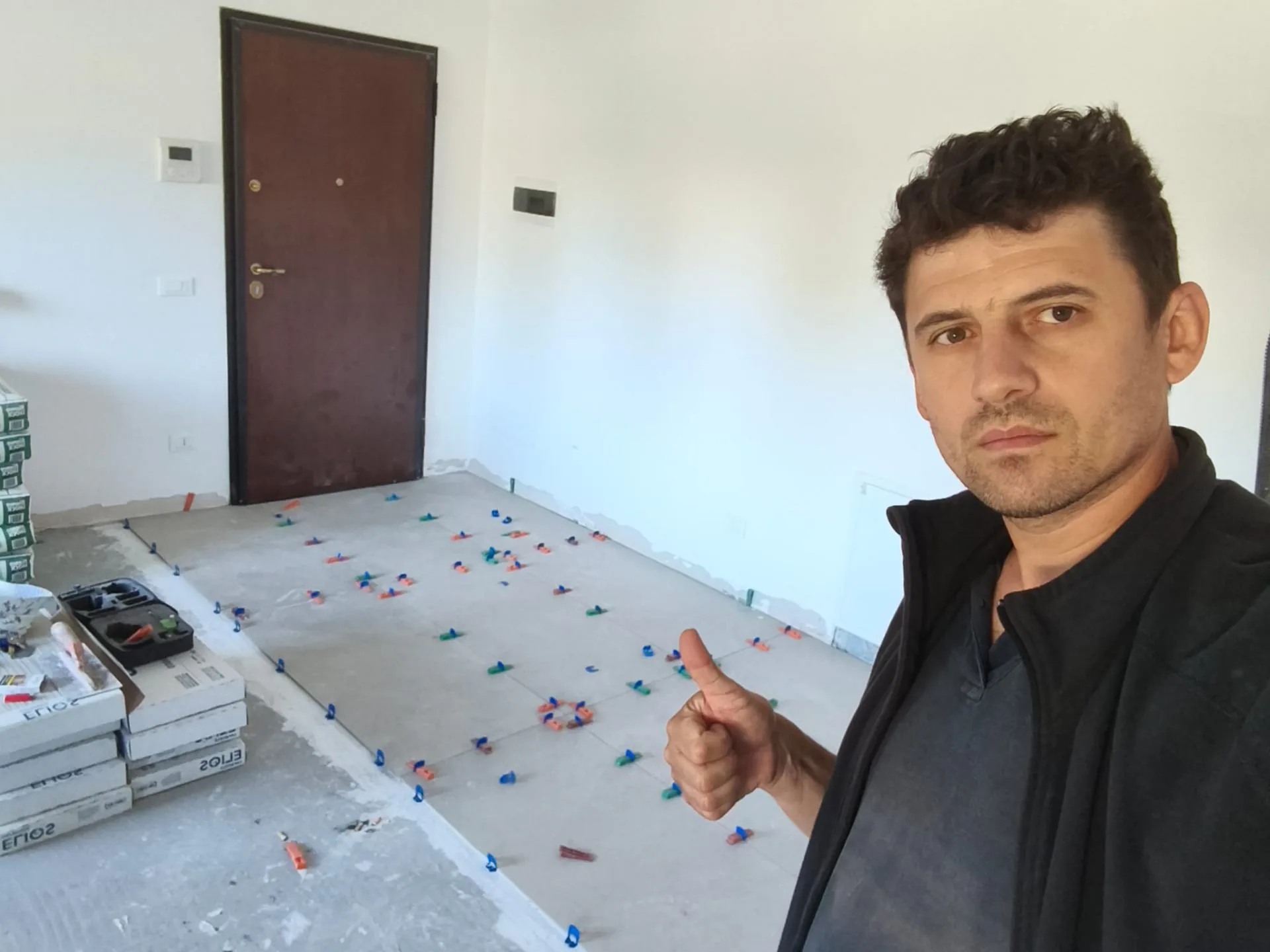 Posa gres in soggiorno con livellatori — Pavimenti a Modena