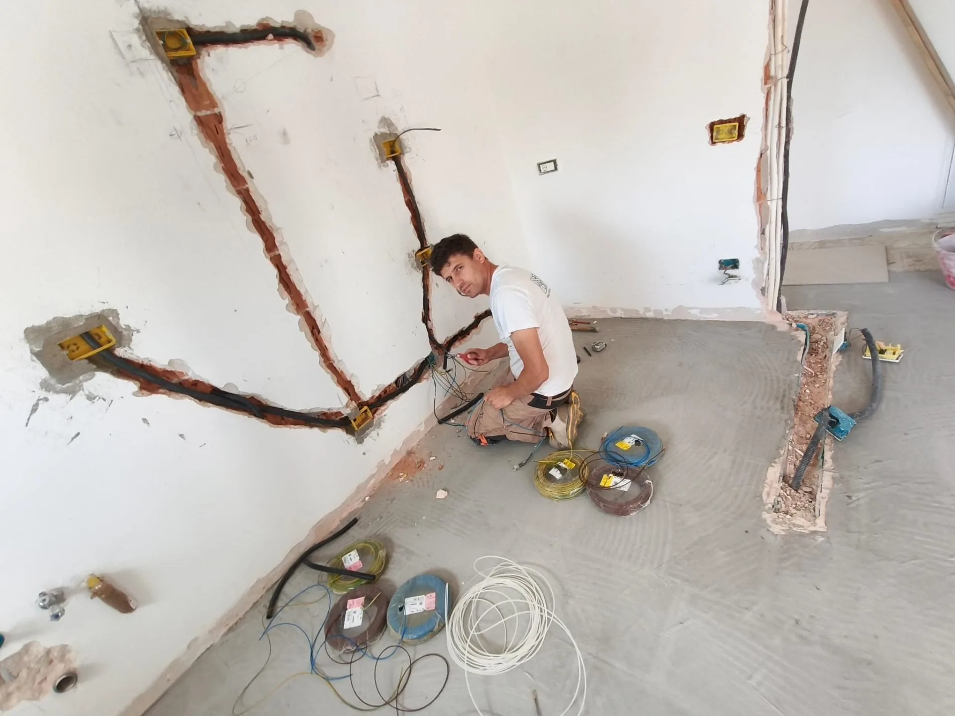 Tracce a muro per nuovo impianto elettrico — Impianti elettrici a Modena