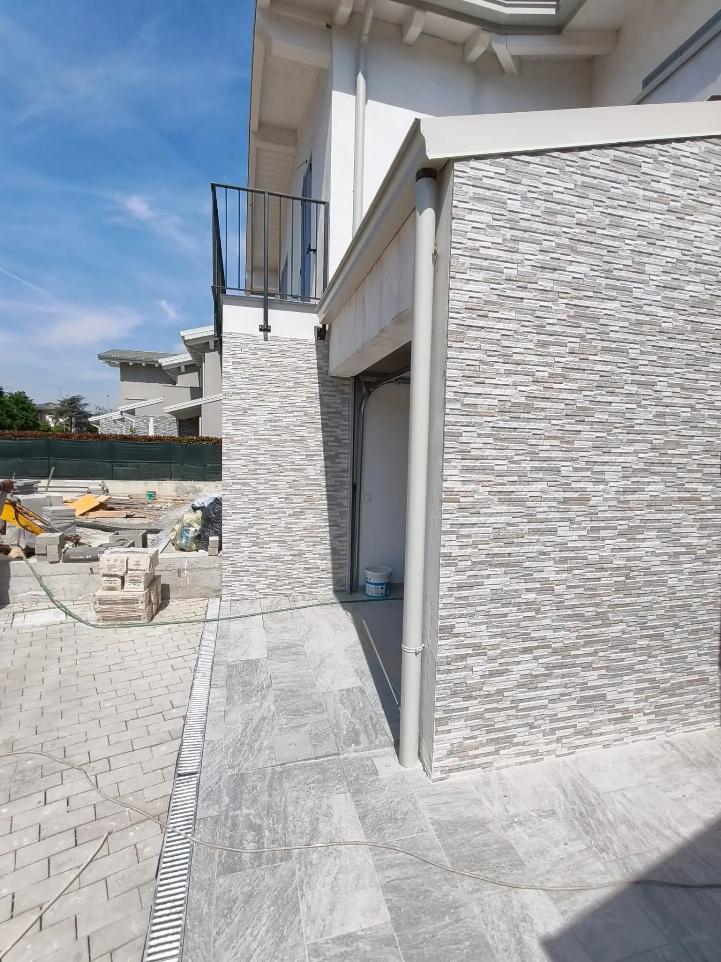 Villa — Rivestimento esterno in pietra — Esterni e facciate a Provincia di Modena