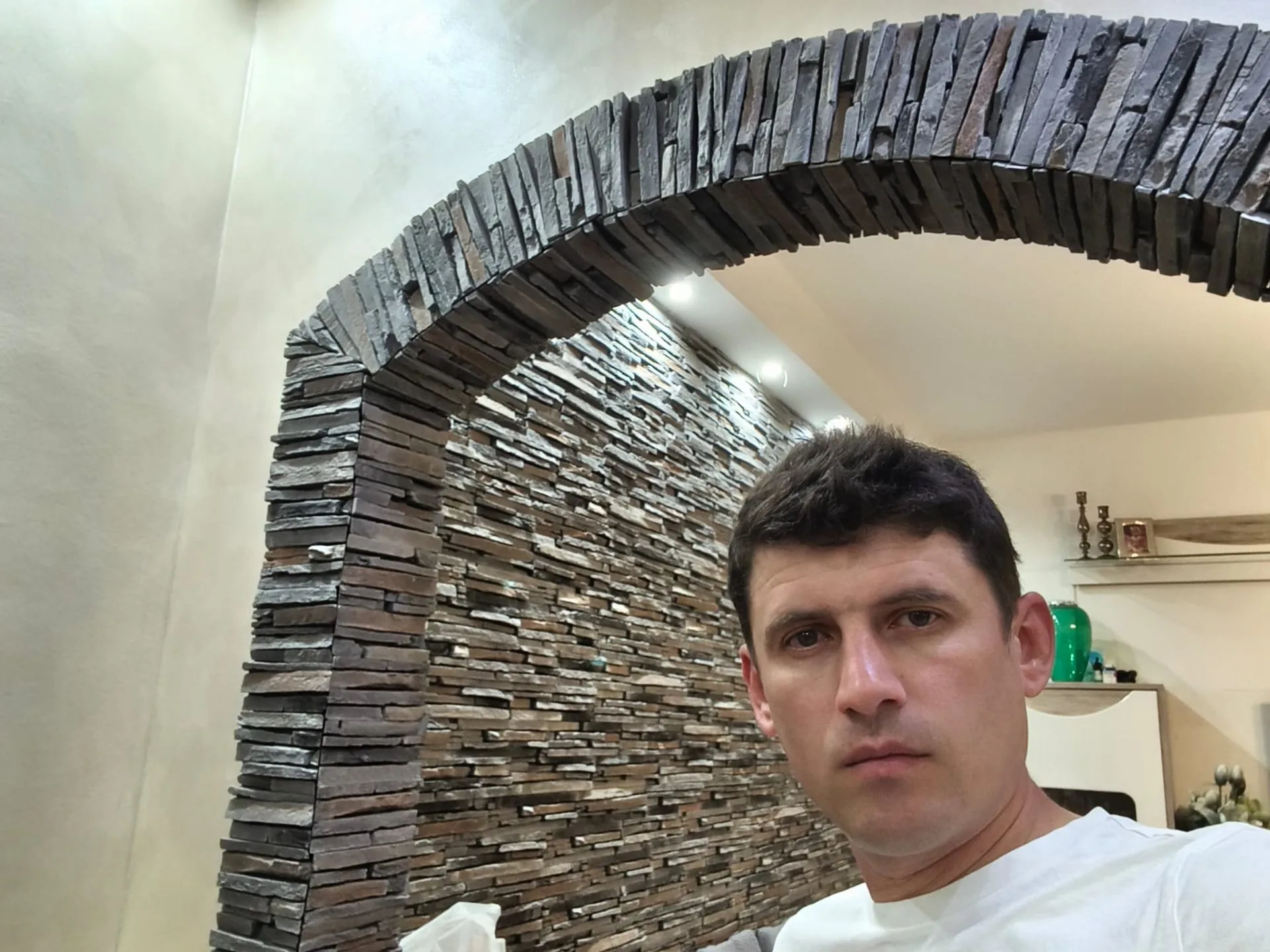 Arco e parete in pietra — Zona living — Rivestimenti decorativi a Modena