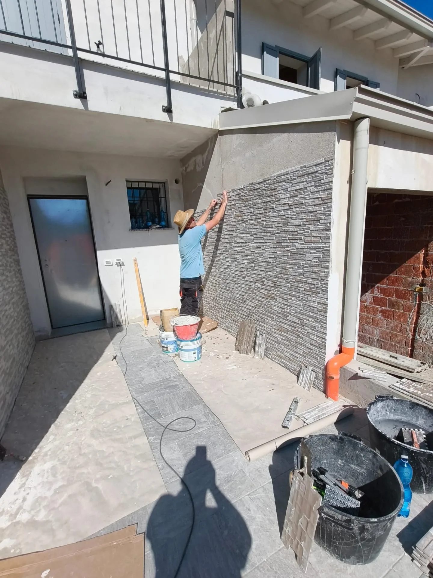 Posa rivestimento in pietra su facciata — Esterni e facciate a Modena