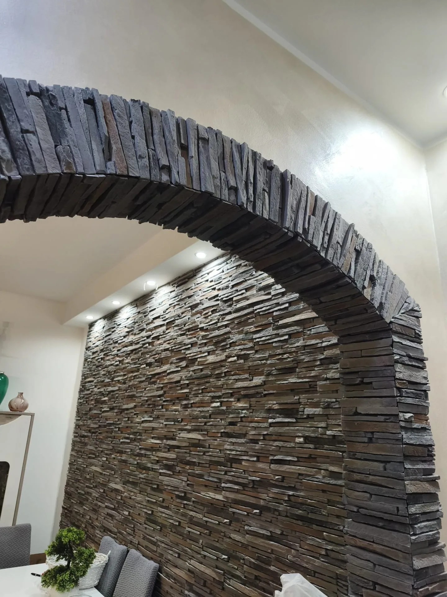 Arco in pietra ricostruita in soggiorno — Rivestimenti decorativi a Modena