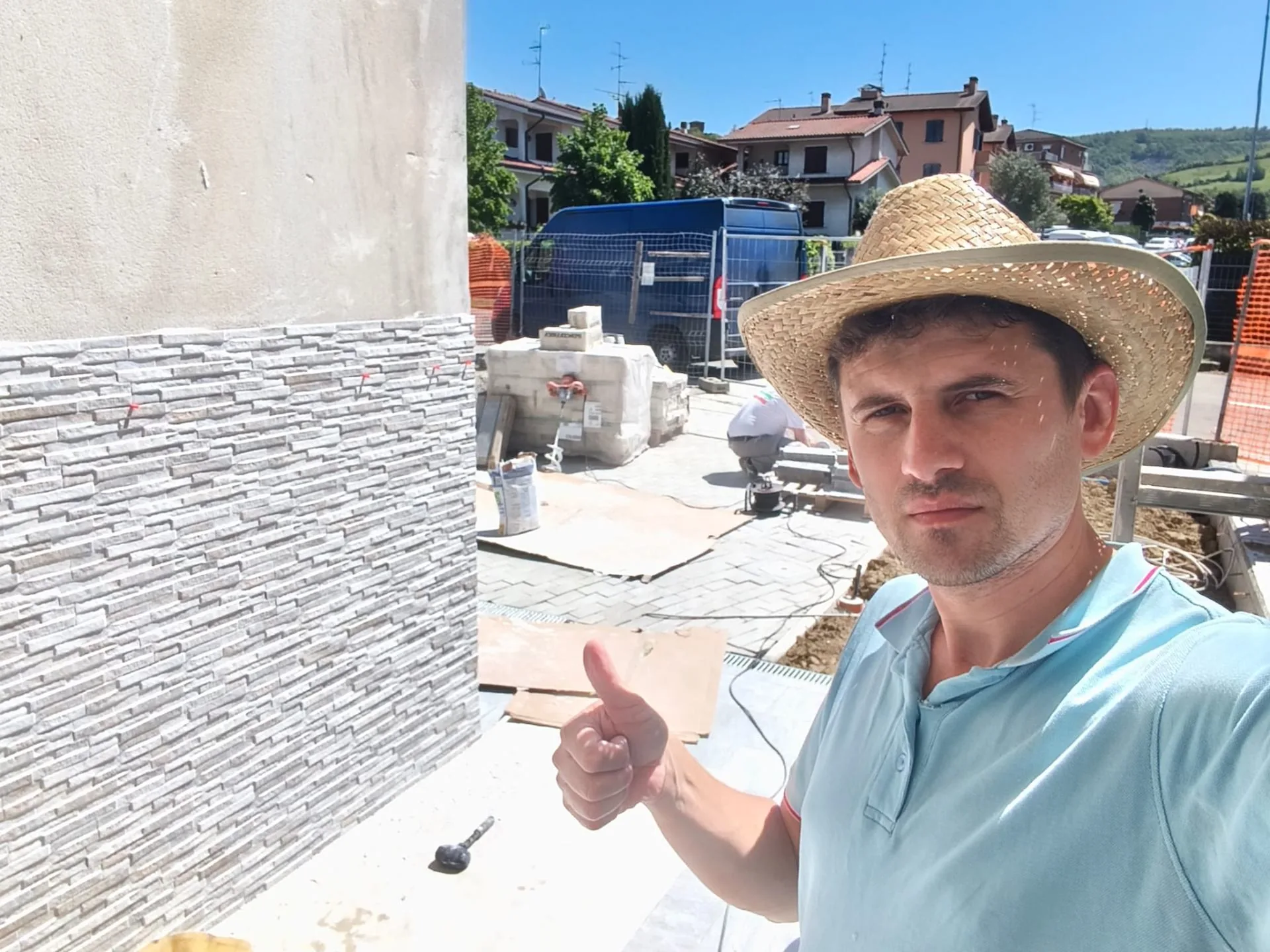 Cantiere esterno — Rivestimento in pietra bianca — Esterni e facciate a Provincia di Modena