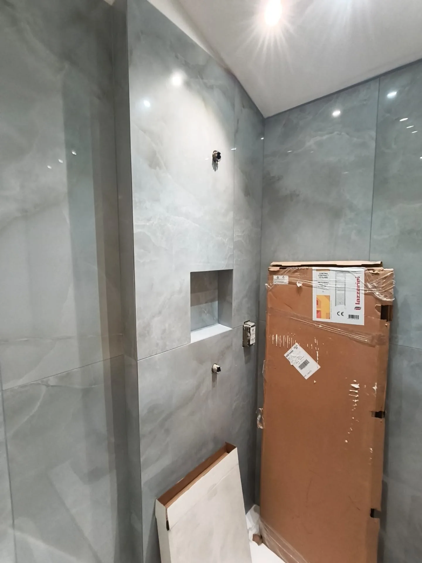 Doccia con nicchia portaoggetti su misura — Ristrutturazione bagno a Modena