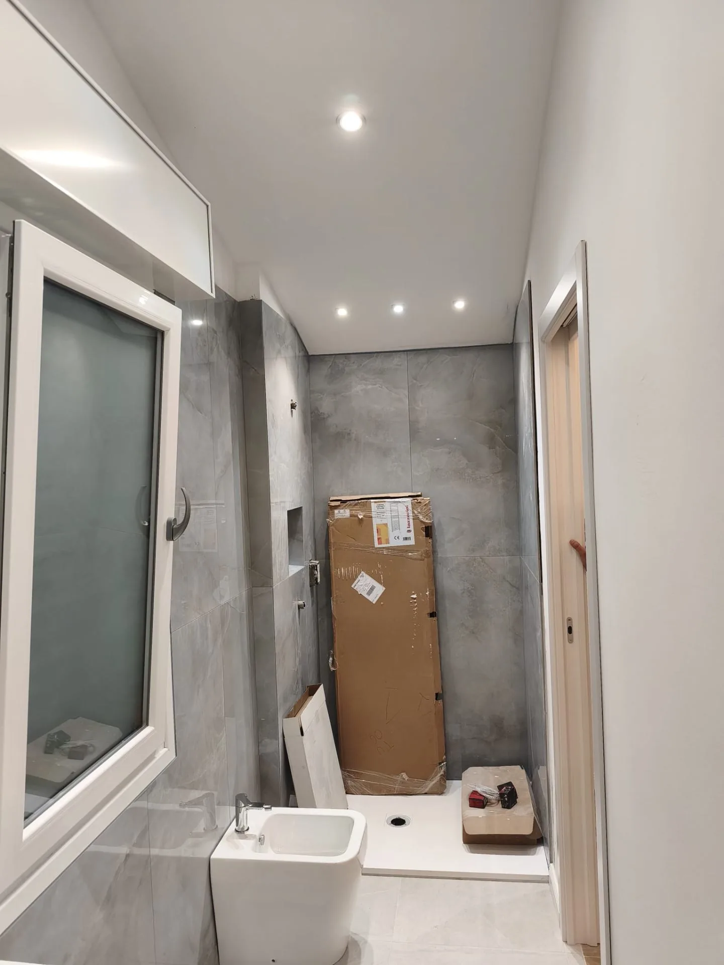Bagno con doccia walk-in — Effetto marmo grigio — Ristrutturazione bagno a Provincia di Modena