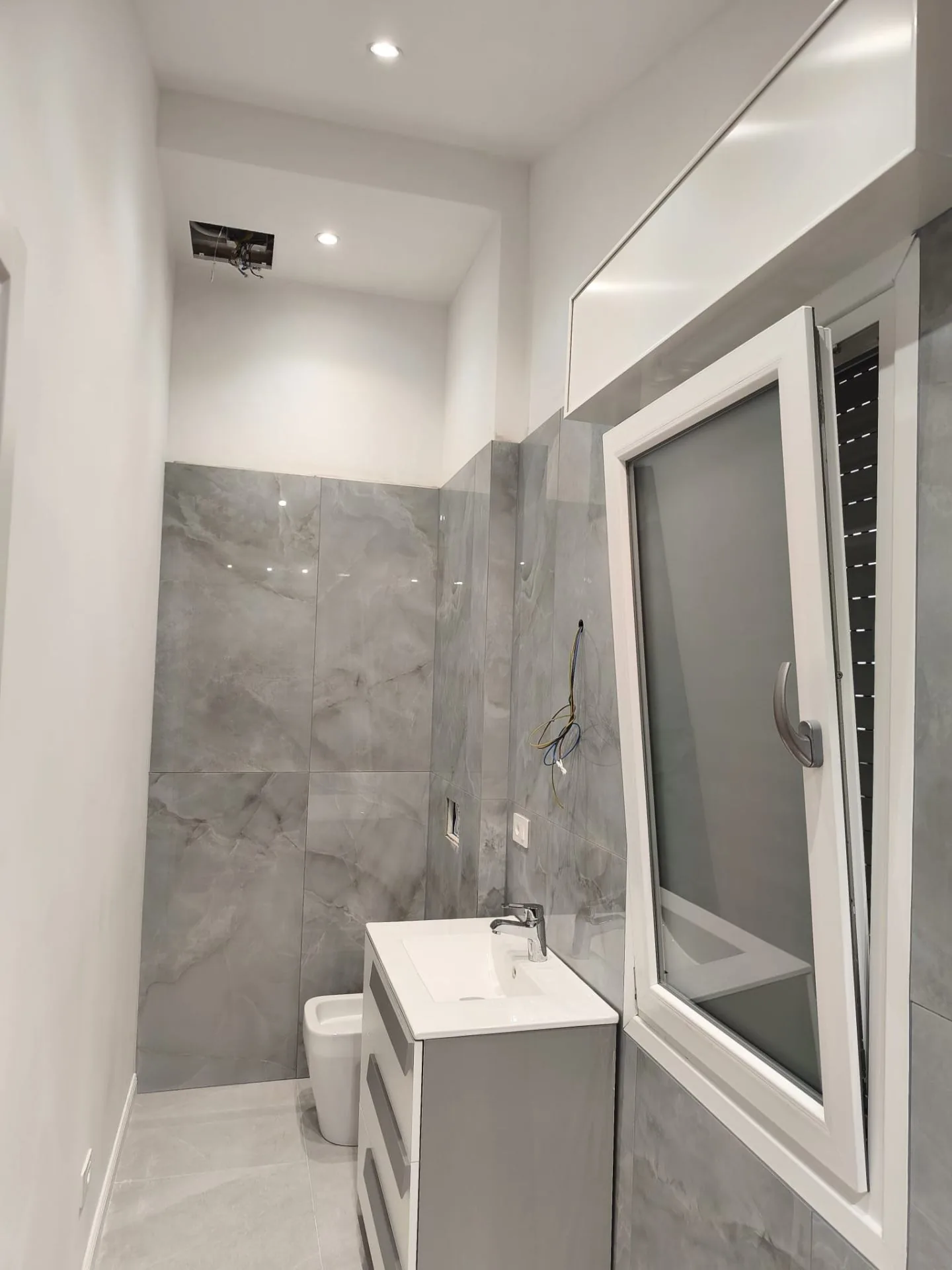 Bagno ospiti — Effetto marmo grigio finito — Ristrutturazione bagno a Modena