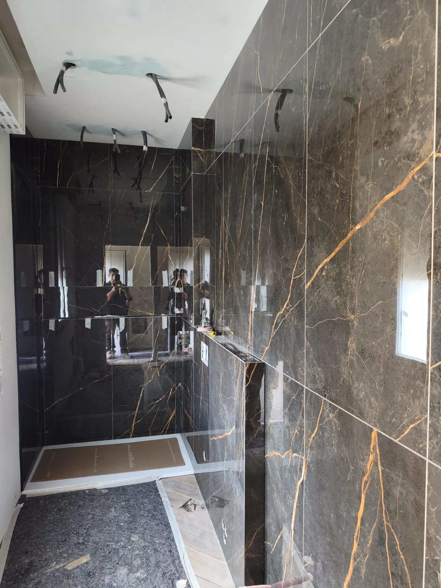 Bagno padronale — Marmo Sahara Noir — Ristrutturazione bagno a Modena