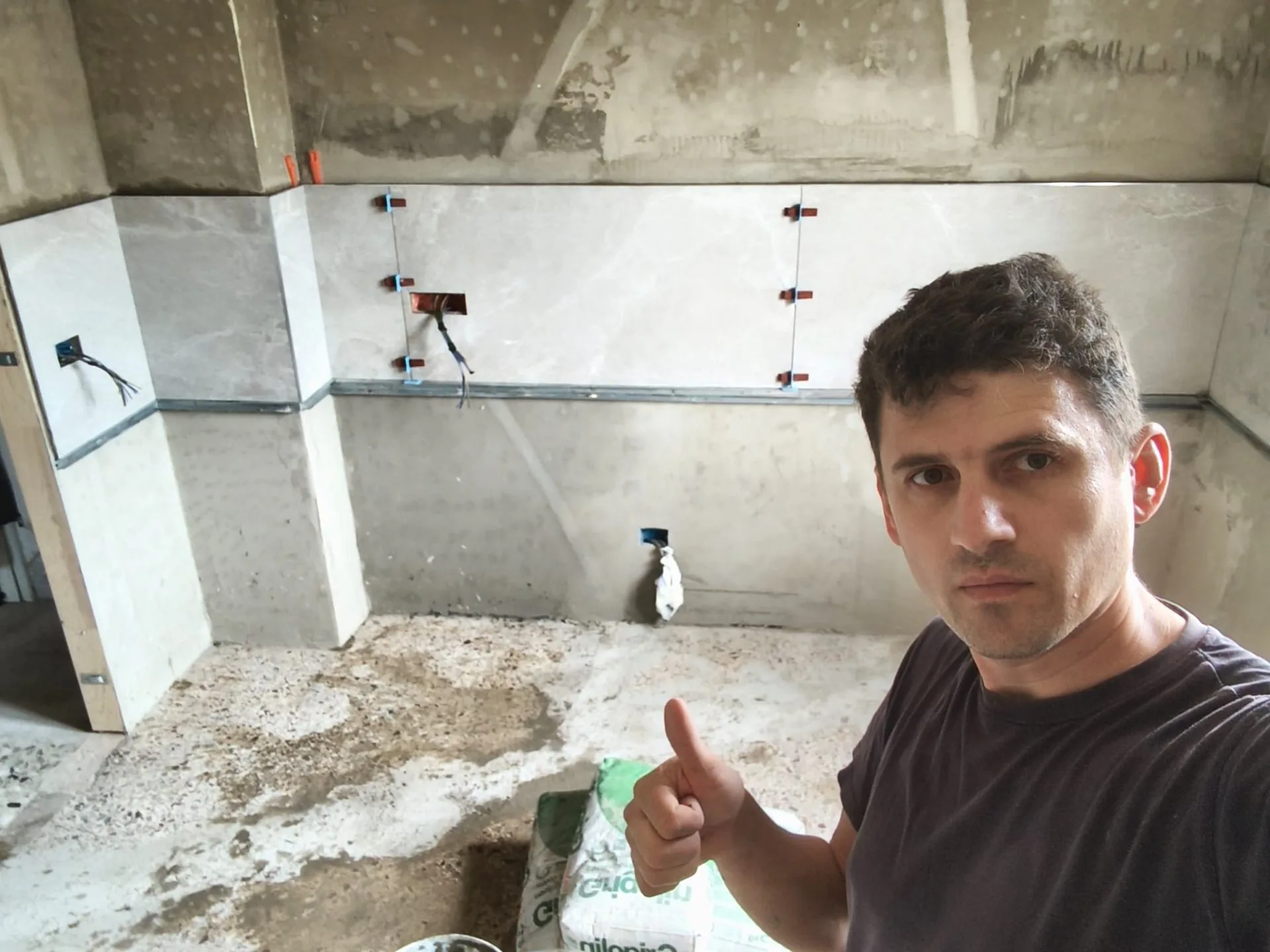 Posa rivestimento bagno con sistema di livellamento — Ristrutturazione bagno a Modena