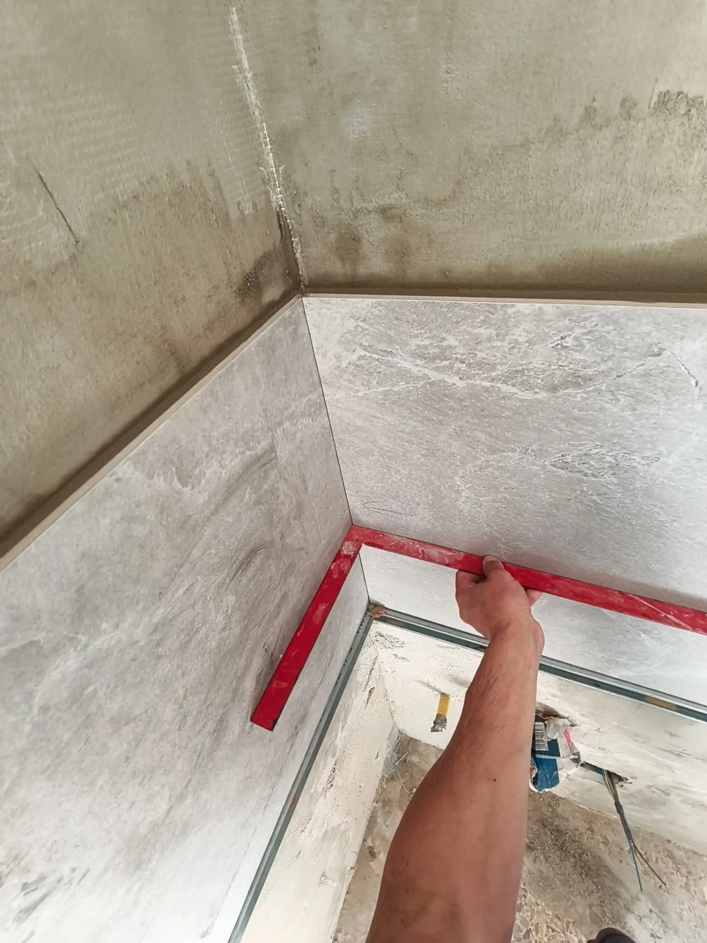 Posa rivestimento effetto pietra con livellatori — Rivestimenti decorativi a Provincia di Modena