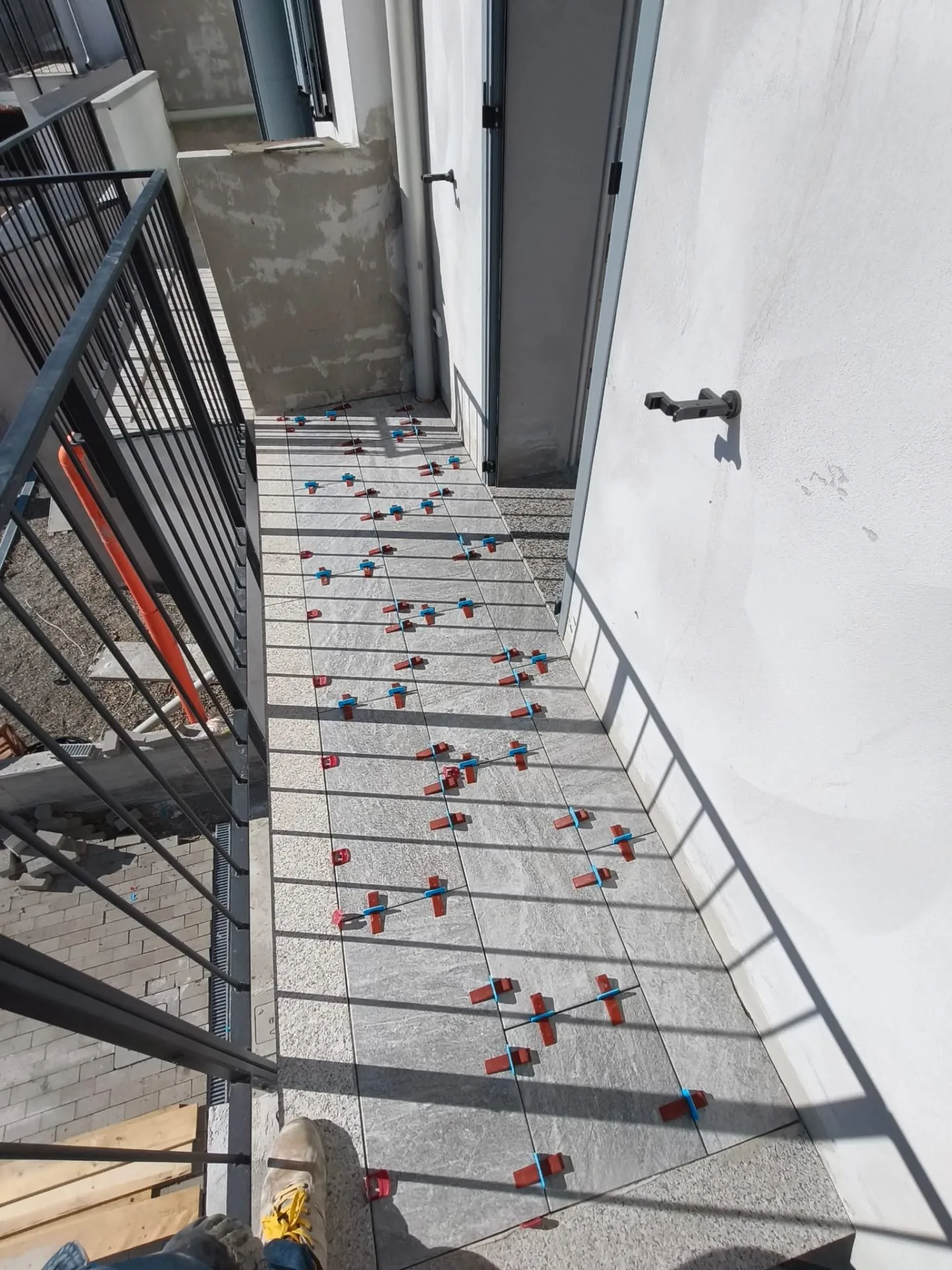 Pavimento esterno effetto pietra su balcone — Esterni e facciate a Modena