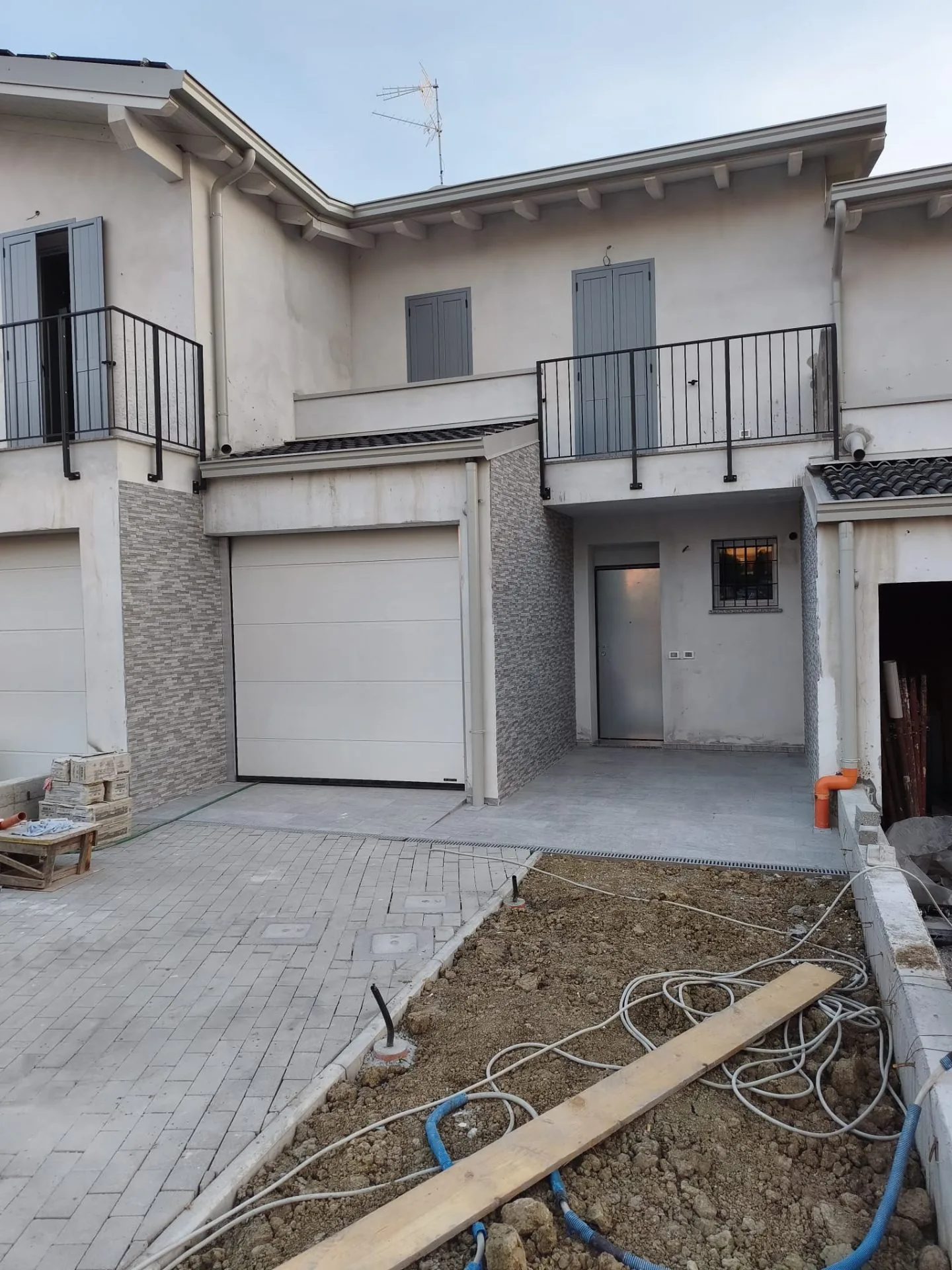 Ingresso villa con rivestimento in pietra — Esterni e facciate a Modena