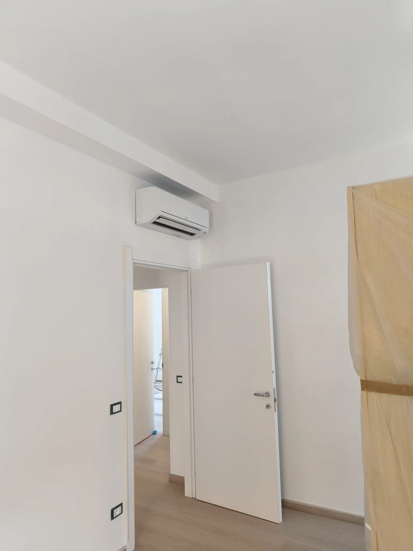 Camera tinteggiata con split climatizzatore — Tinteggiatura e finiture a Modena