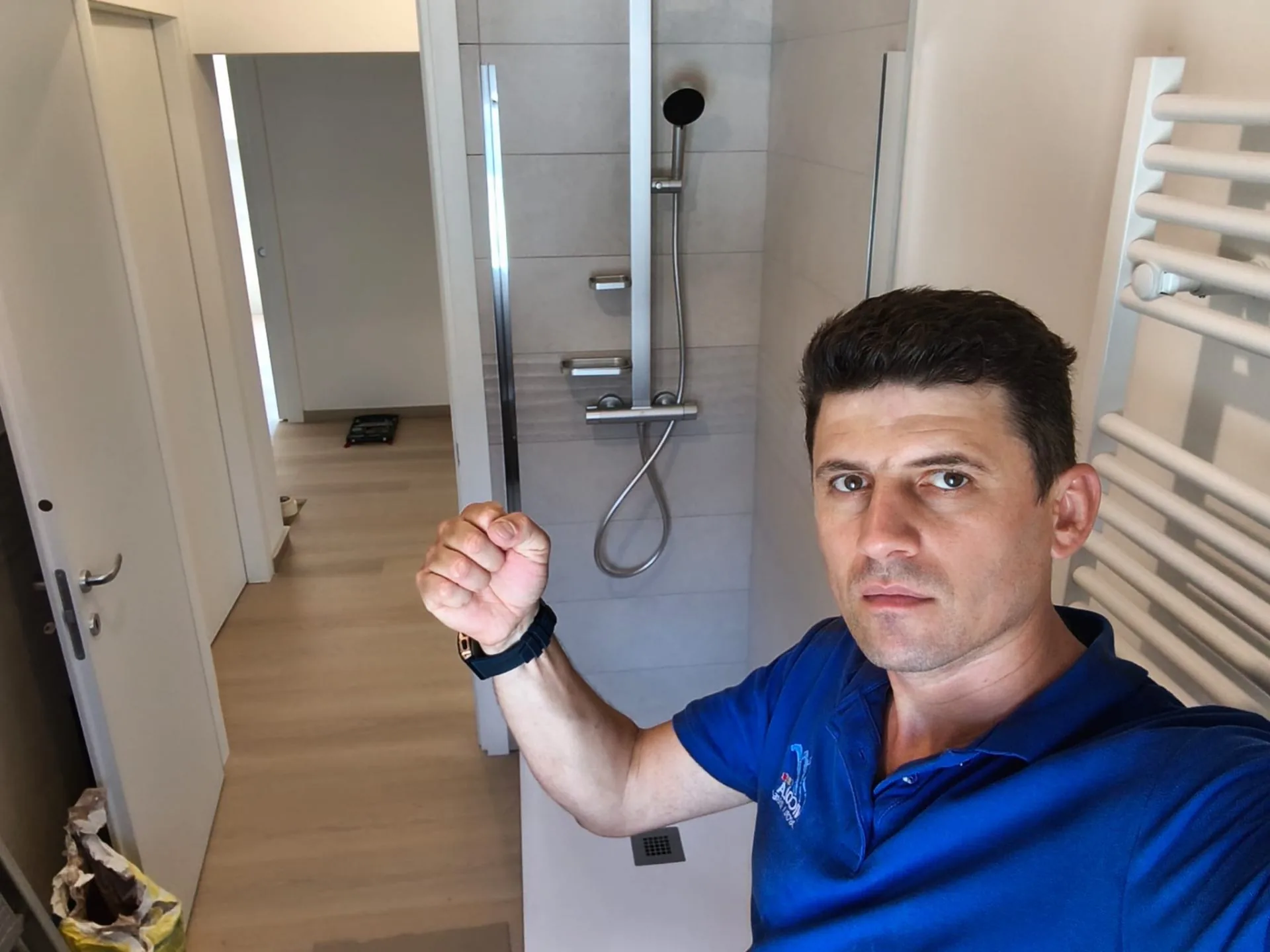 Bagno finito con doccia walk-in e parquet — Ristrutturazione bagno a Modena