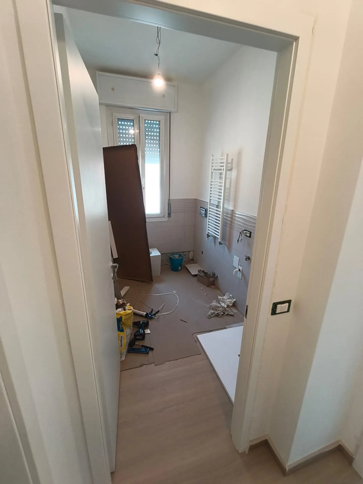 Bagno in corso d'opera — Posa sanitari e rivestimenti — Ristrutturazione bagno a Modena