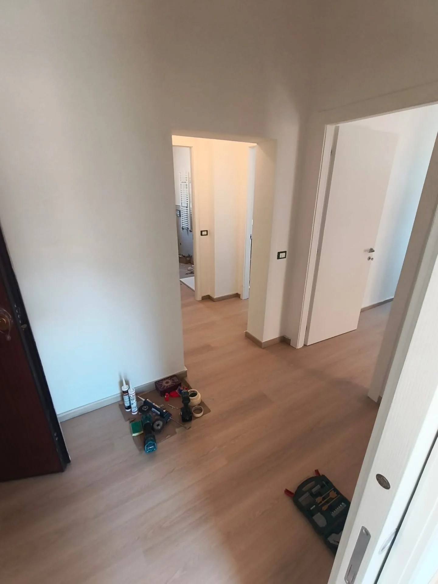 Ingresso e disimpegno con parquet posato — Pavimenti e finiture a Modena