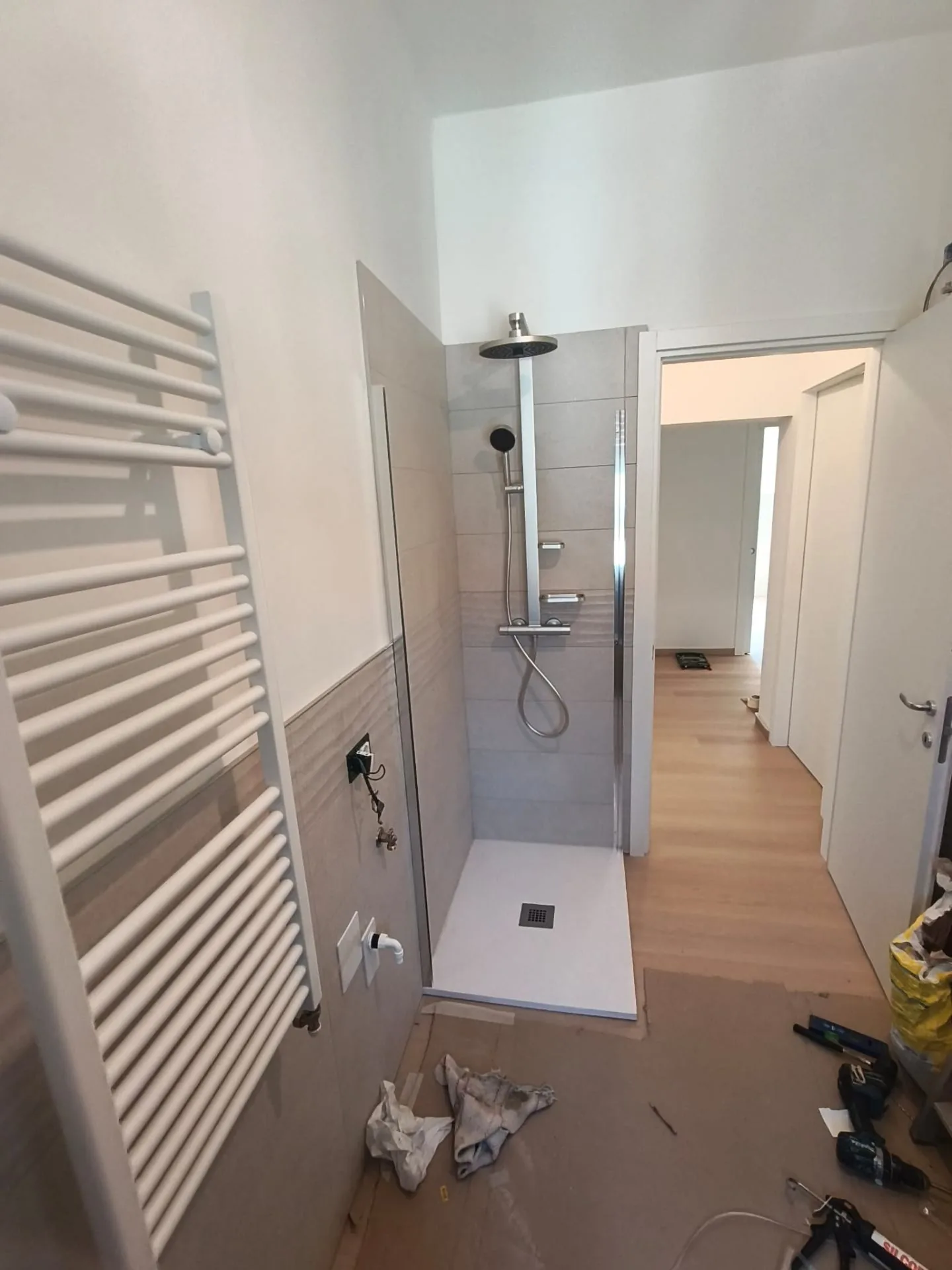 Doccia walk-in con soffione e piatto filo pavimento — Ristrutturazione bagno a Modena