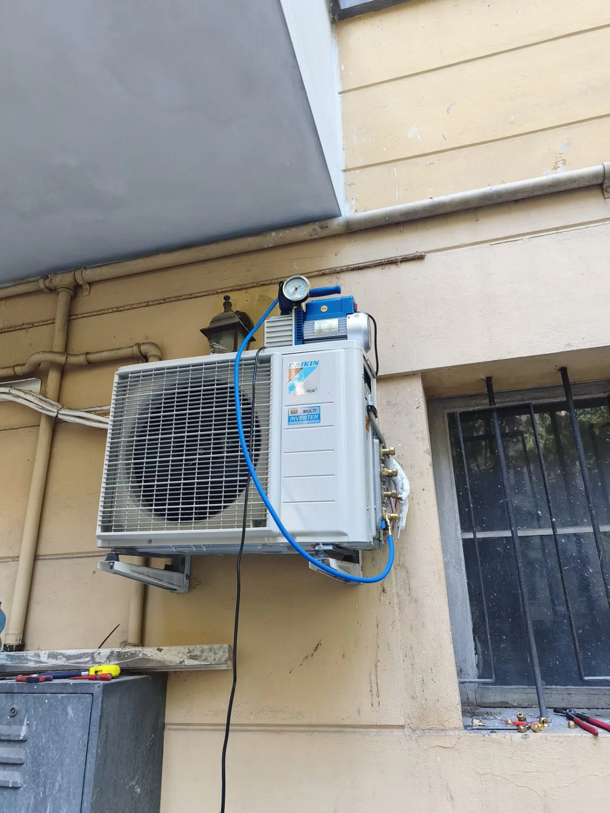 Vuoto impianto su unità esterna Daikin Multi Inverter — Climatizzazione a Modena