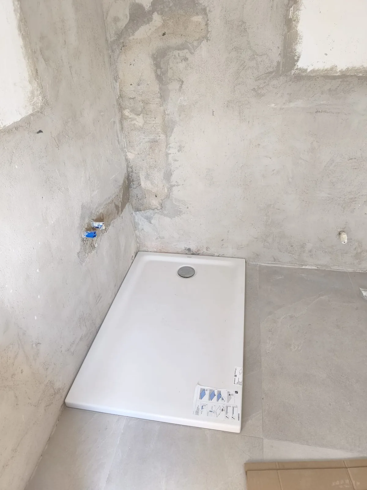 Posa piatto doccia filo pavimento prima dei rivestimenti — Ristrutturazione bagno a Modena