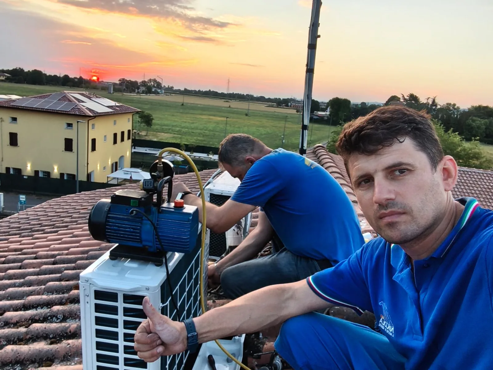 Manutenzione climatizzatori in copertura al tramonto — Climatizzazione a Provincia di Modena