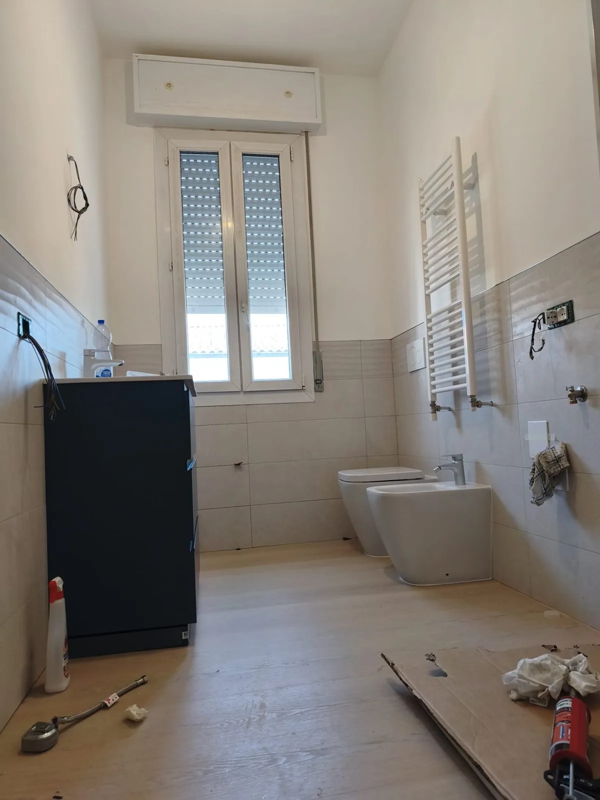 Bagno con rivestimento bicolore e parquet effetto rovere — Ristrutturazione bagno a Modena