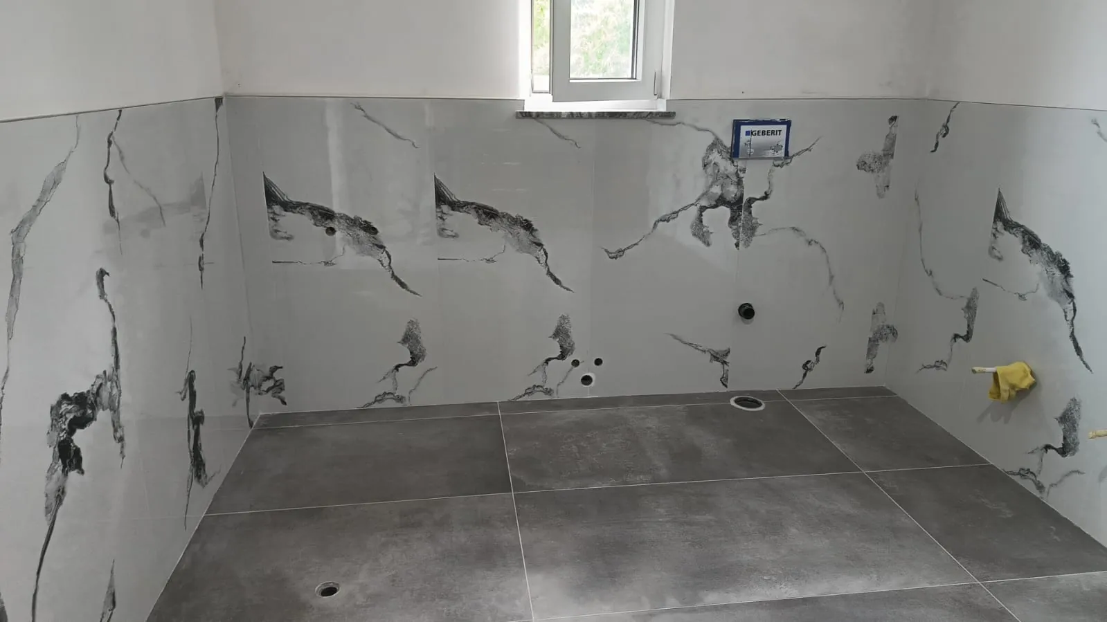 Bagno — Rivestimento effetto marmo Statuario e pavimento gres — Ristrutturazione bagno a Modena