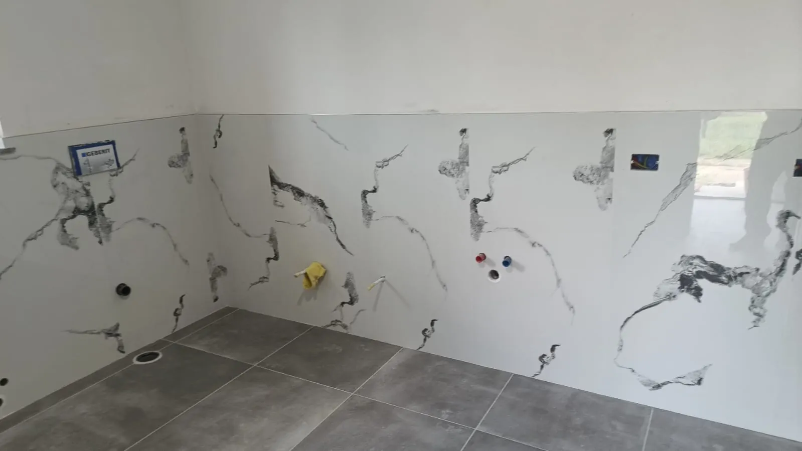 Bagno — Predisposizione miscelatori e scarichi doccia — Ristrutturazione bagno a Modena