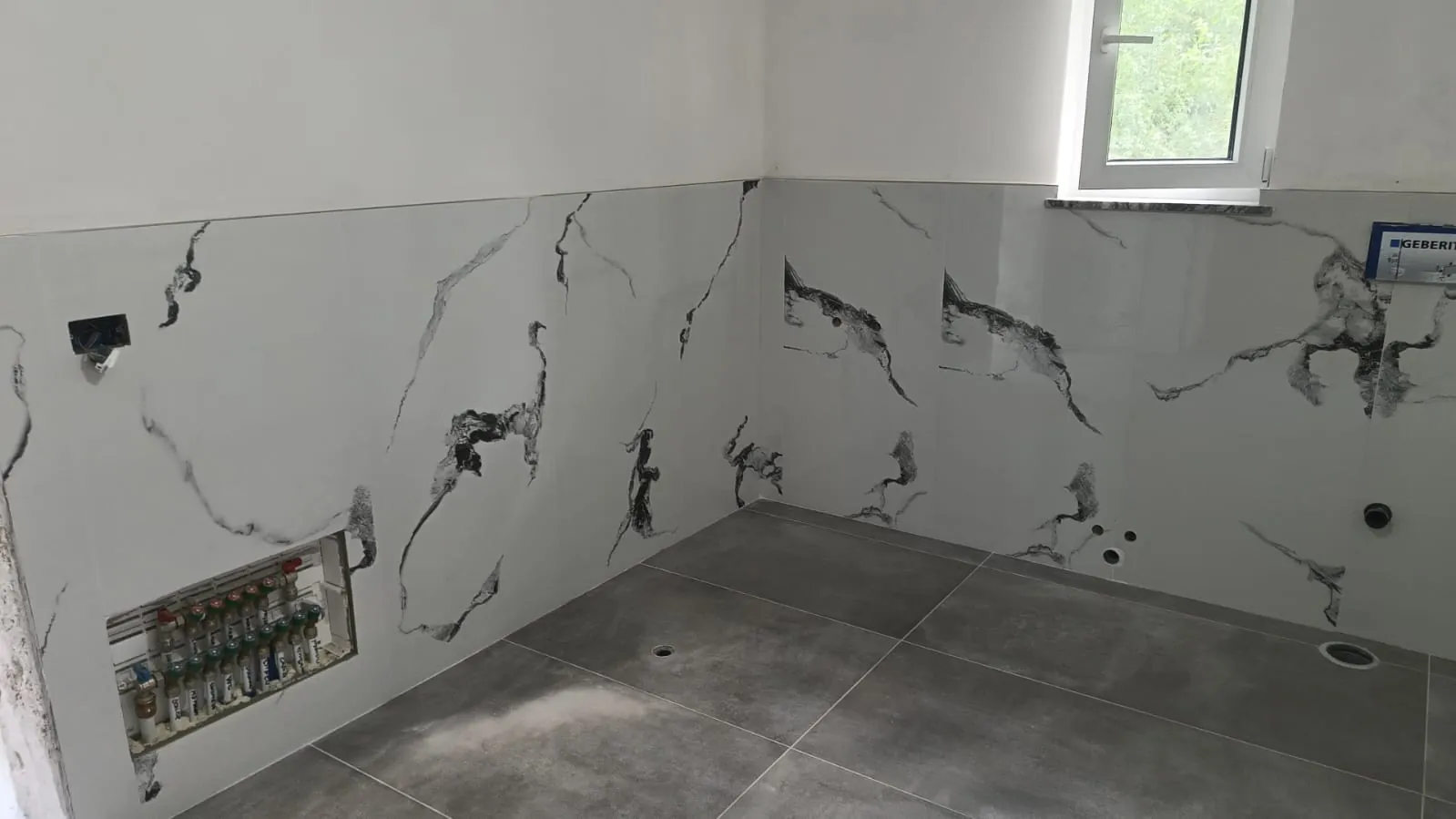 Bagno — Collettore idraulico integrato nel rivestimento — Ristrutturazione bagno a Modena