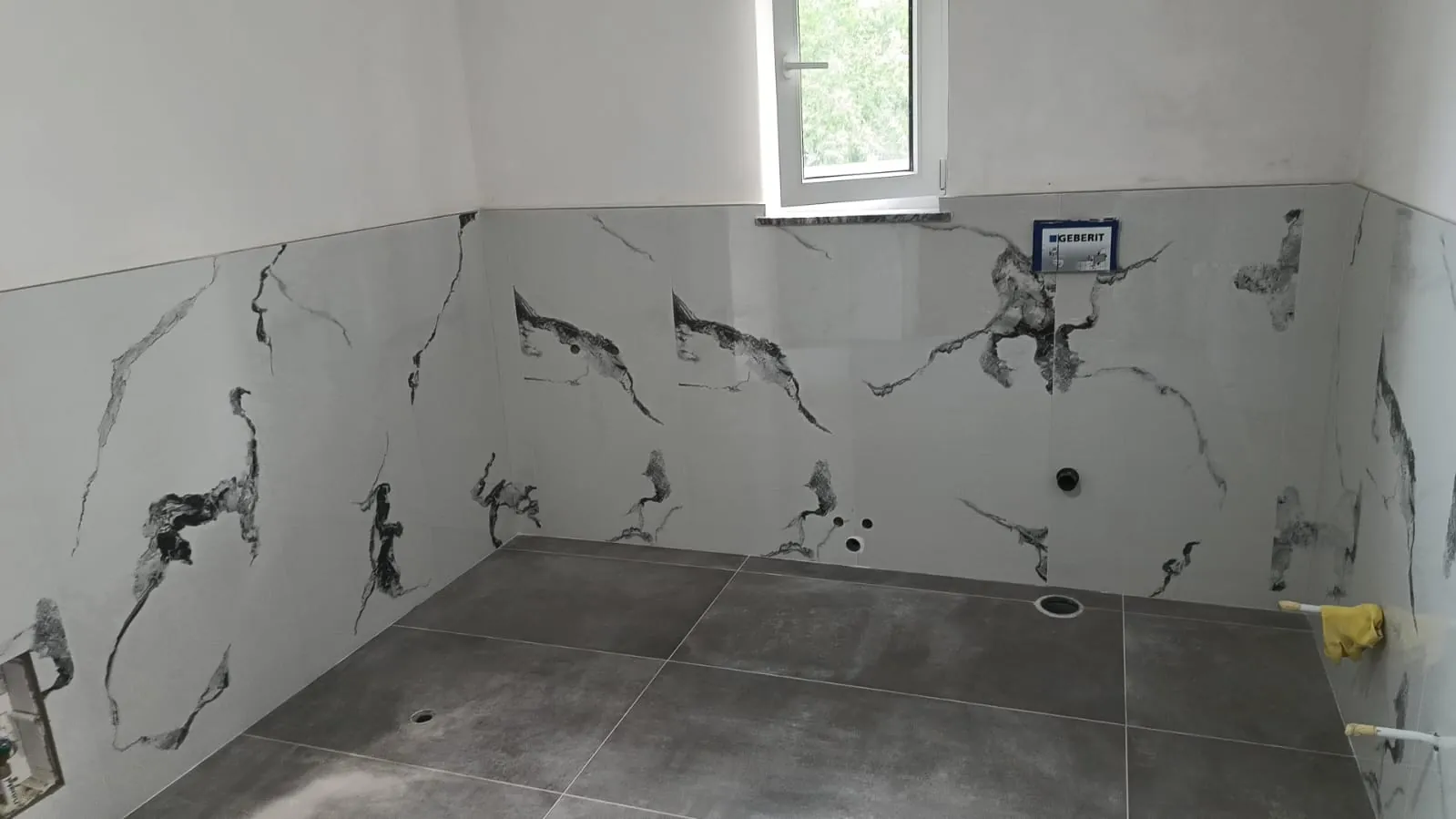 Bagno — Vista d'insieme con Statuario e finestra — Ristrutturazione bagno a Modena