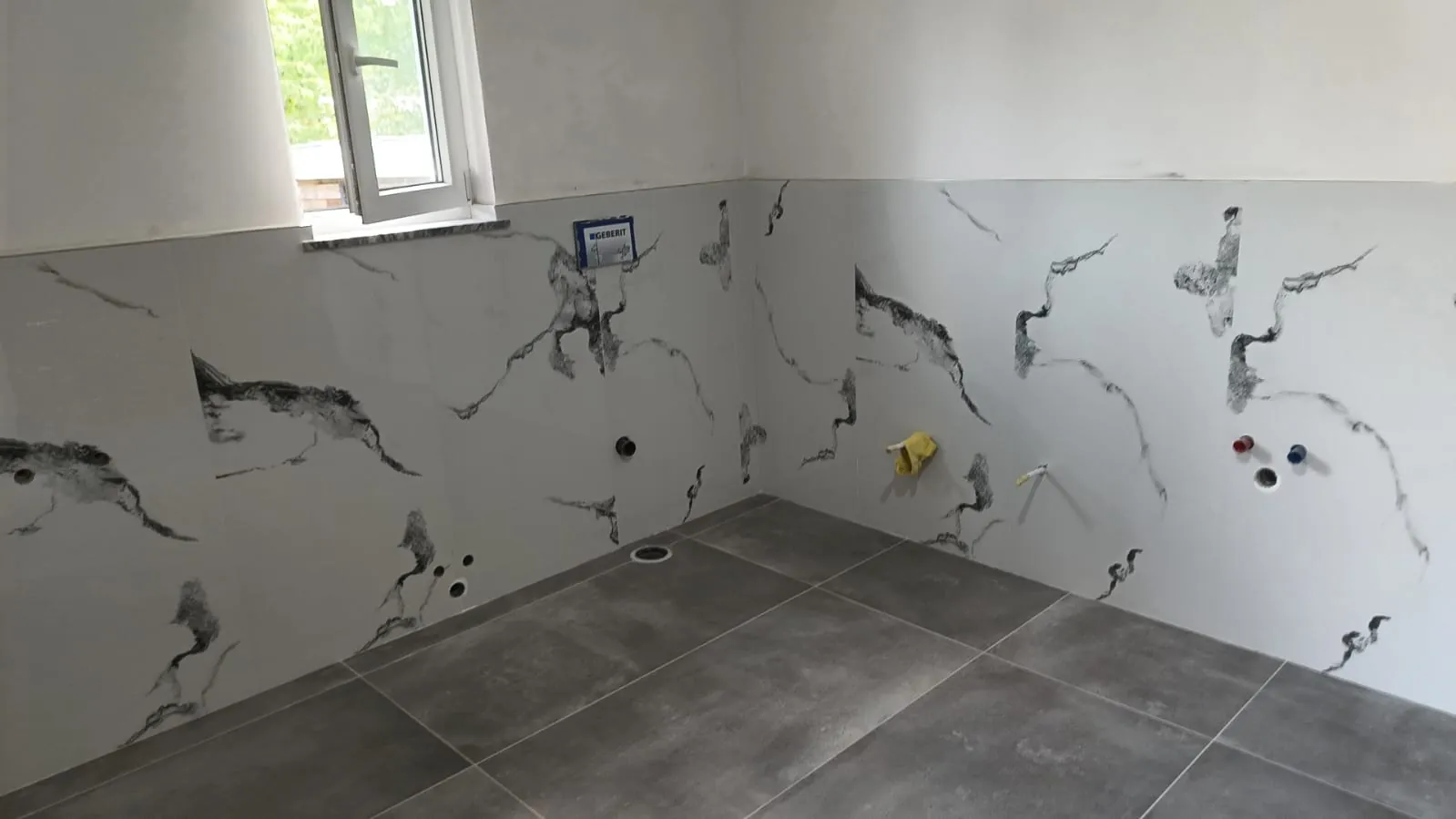 Bagno — Cassetta Geberit incassata e uscite predisposte — Ristrutturazione bagno a Modena
