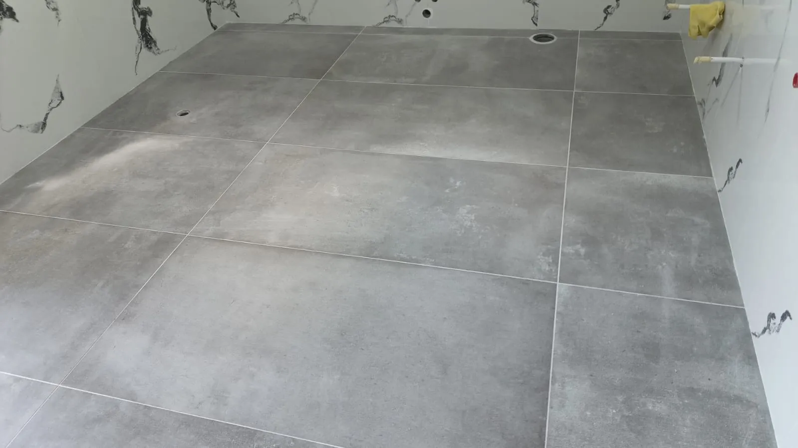 Dettaglio pavimento gres grande formato effetto cemento — Pavimenti a Modena