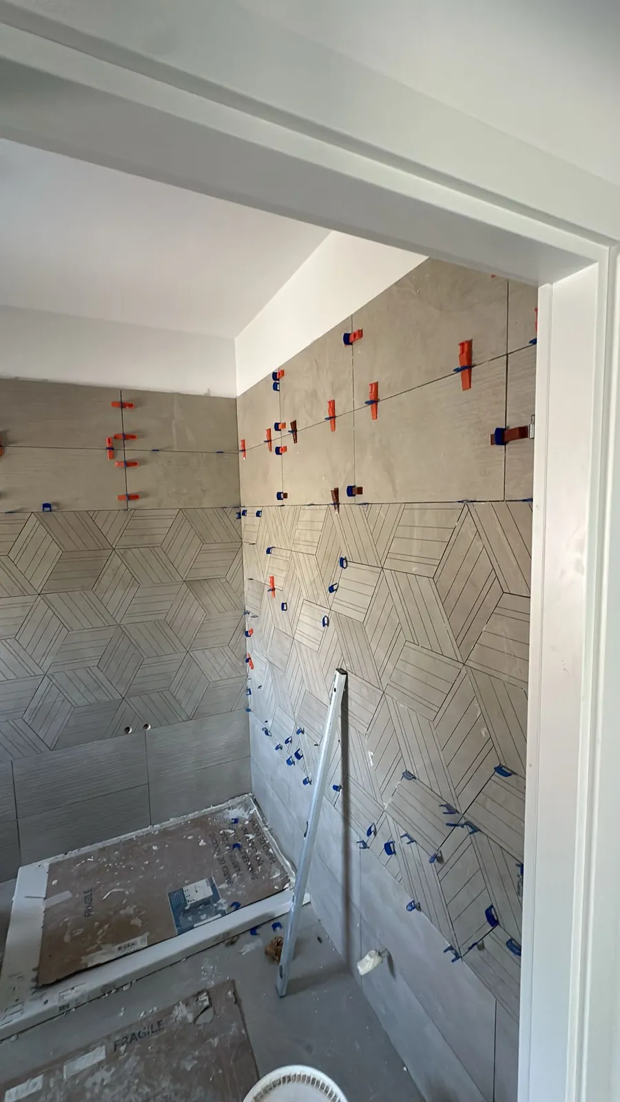 Bagno — Vano doccia con mosaico esagonale e livellatori — Ristrutturazione bagno a Provincia di Modena
