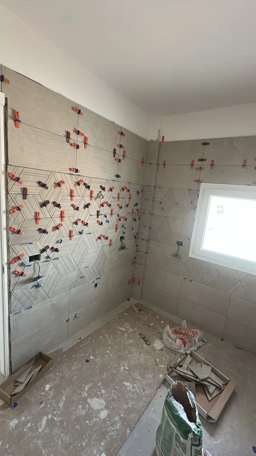 Bagno — Dettaglio mosaico esagonale su parete doccia — Ristrutturazione bagno a Provincia di Modena