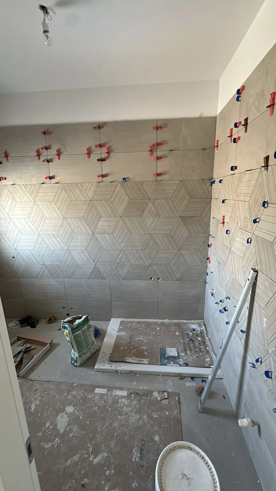 Bagno — Predisposizione piatto doccia e rivestimento a esagoni — Ristrutturazione bagno a Provincia di Modena