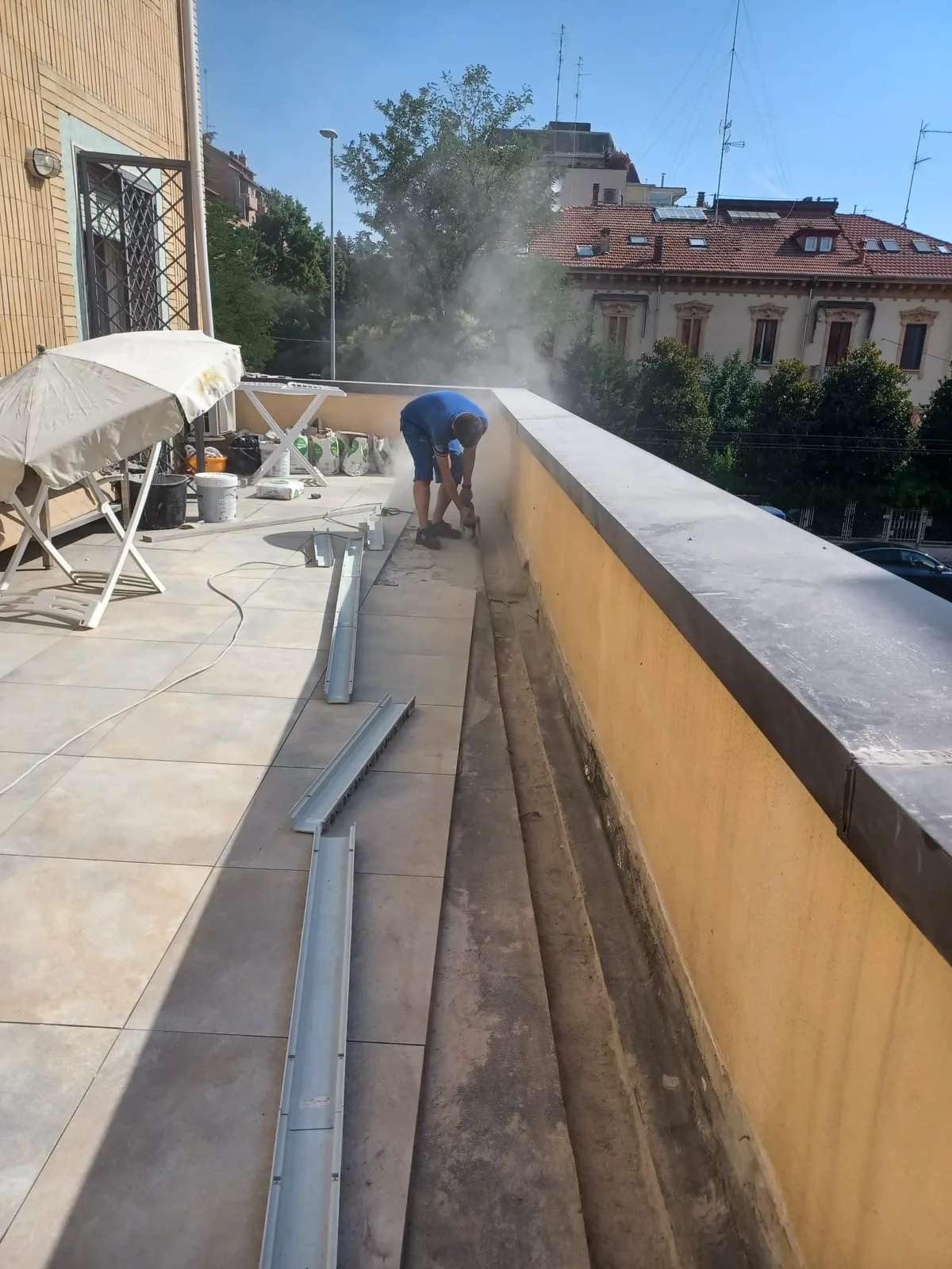 Terrazzo — Preparazione parapetto per impermeabilizzazione — Esterni e facciate a Modena