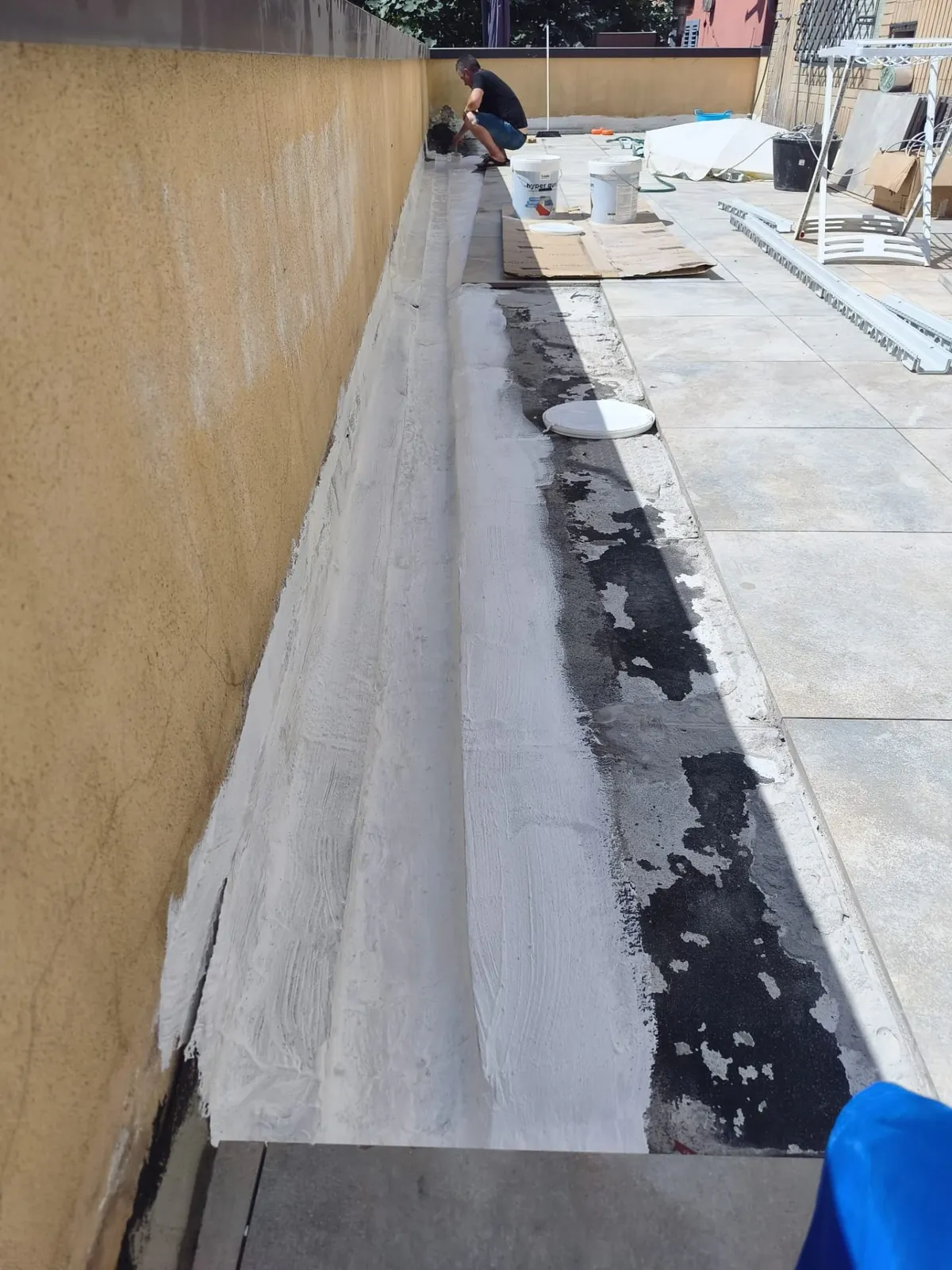 Terrazzo — Stesura guaina liquida sul parapetto — Esterni e facciate a Modena