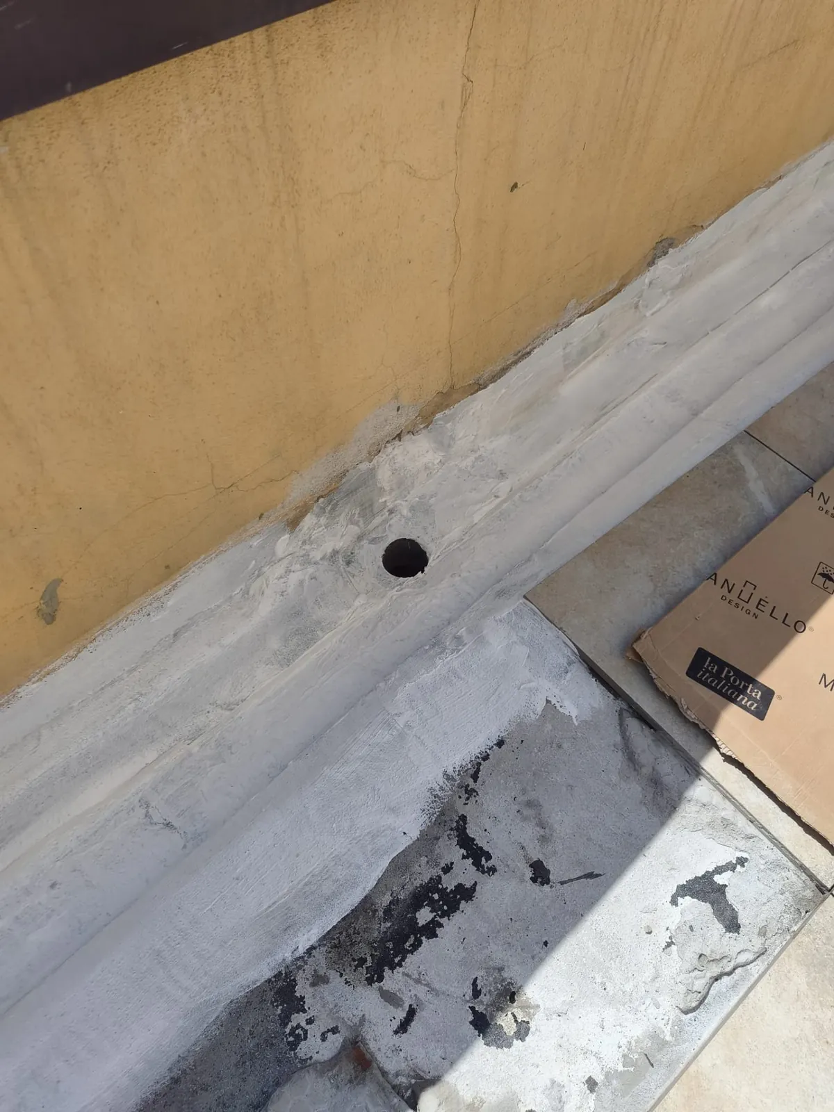 Terrazzo — Impermeabilizzazione parapetto con guaina a rullo — Esterni e facciate a Modena