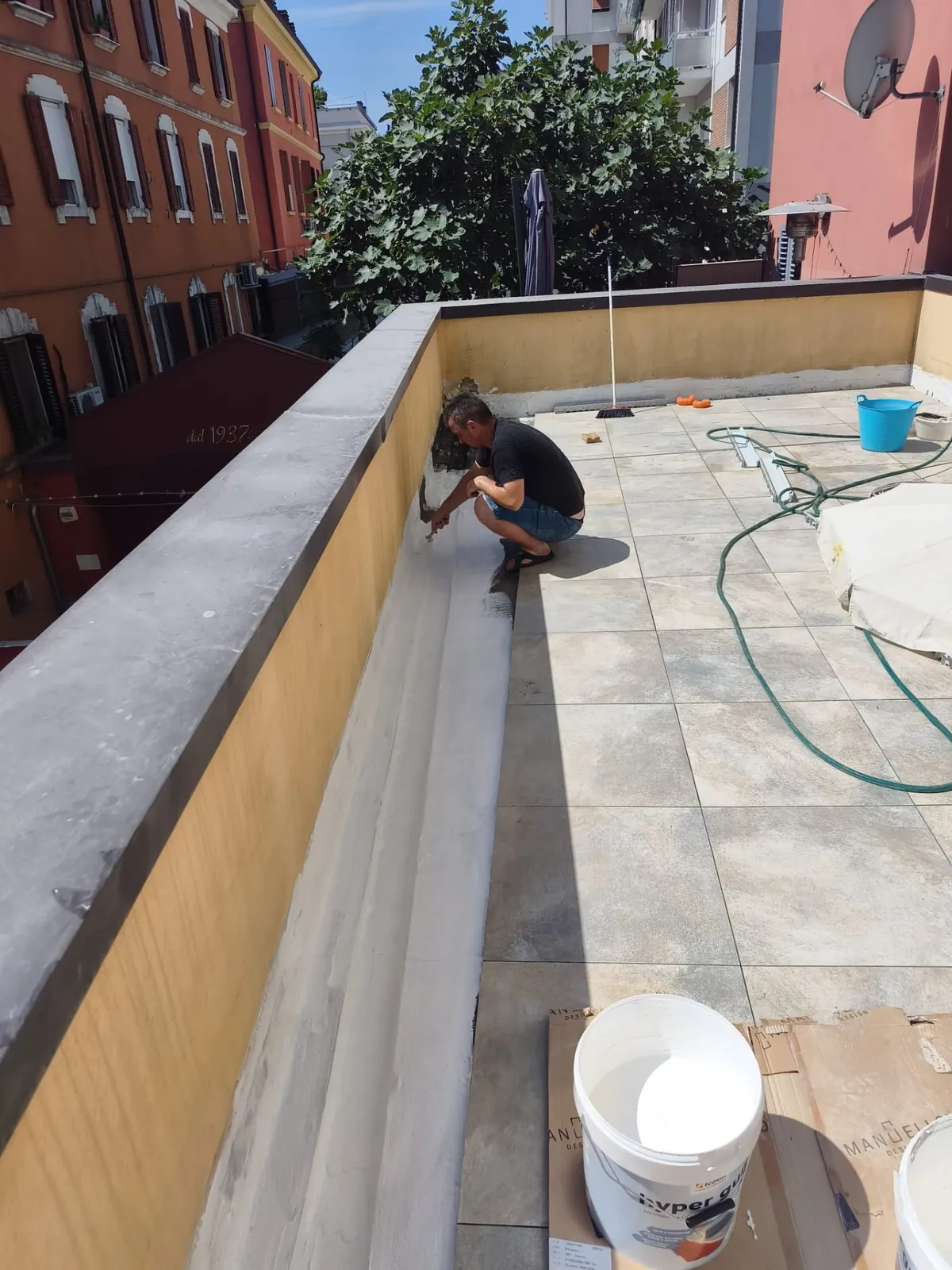 Terrazzo — Trattamento raccordo pavimento/parapetto — Esterni e facciate a Modena