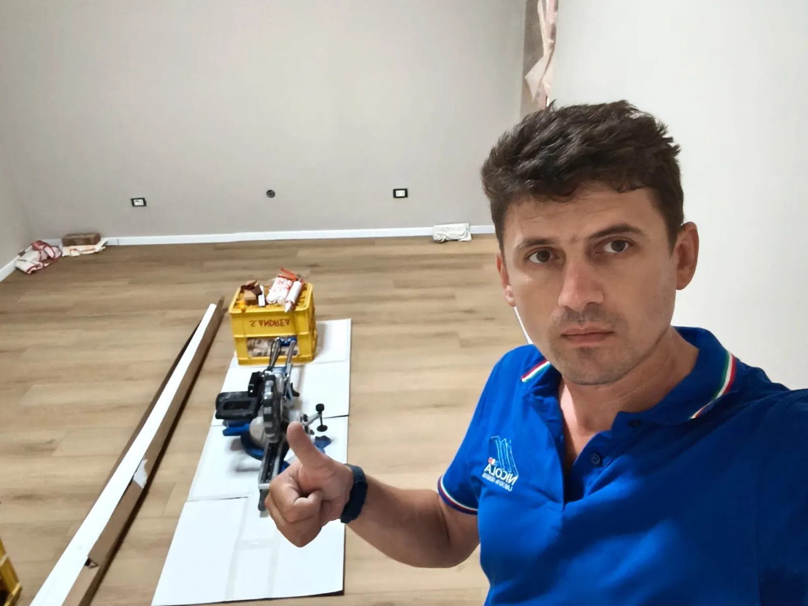 Camera — Battiscopa posato e parquet effetto rovere finito — Pavimenti a Modena