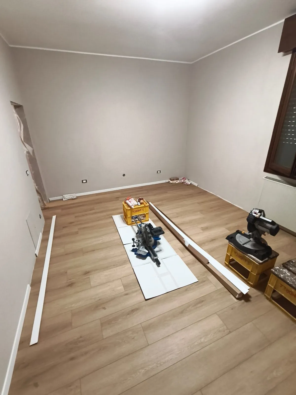Camera — Taglio battiscopa con troncatrice a banco — Pavimenti a Modena