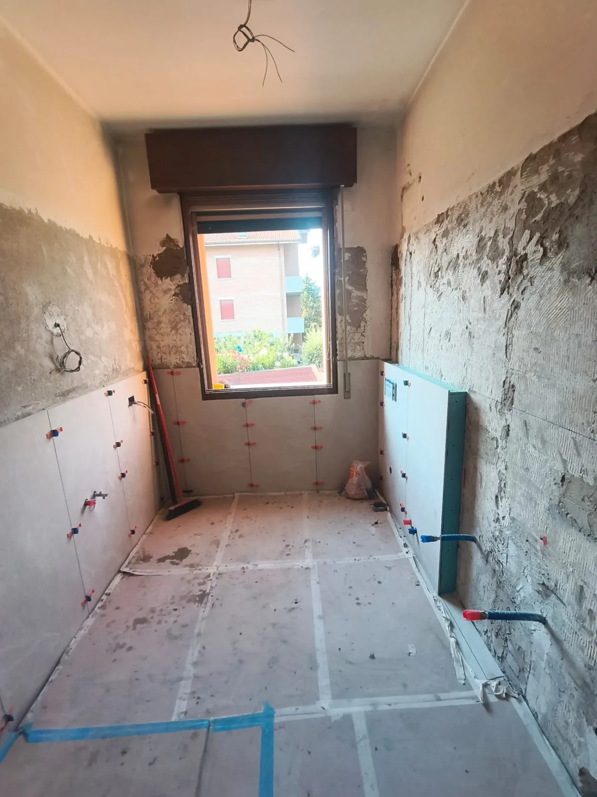 Bagno — Predisposizione impianti e rasatura prima della posa — Ristrutturazione bagno a Modena