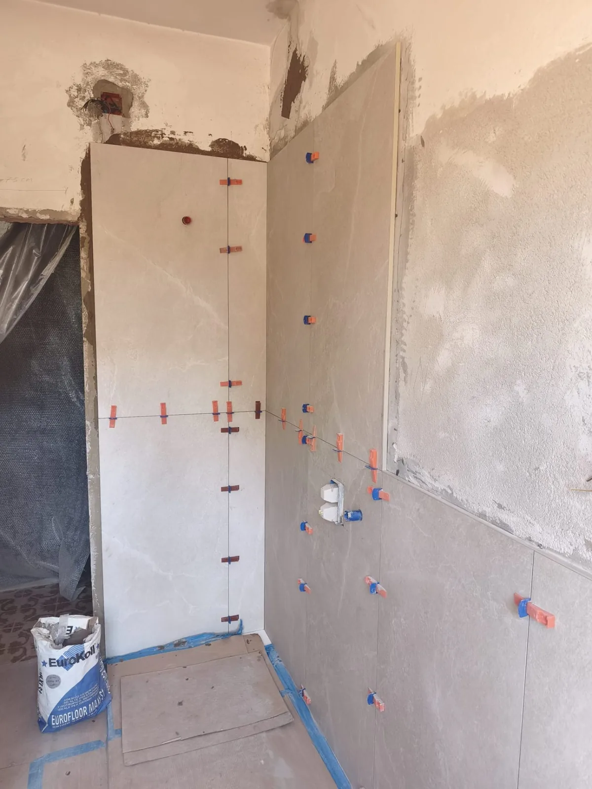 Bagno — Rivestimento a tutta altezza con lastre grande formato — Ristrutturazione bagno a Modena