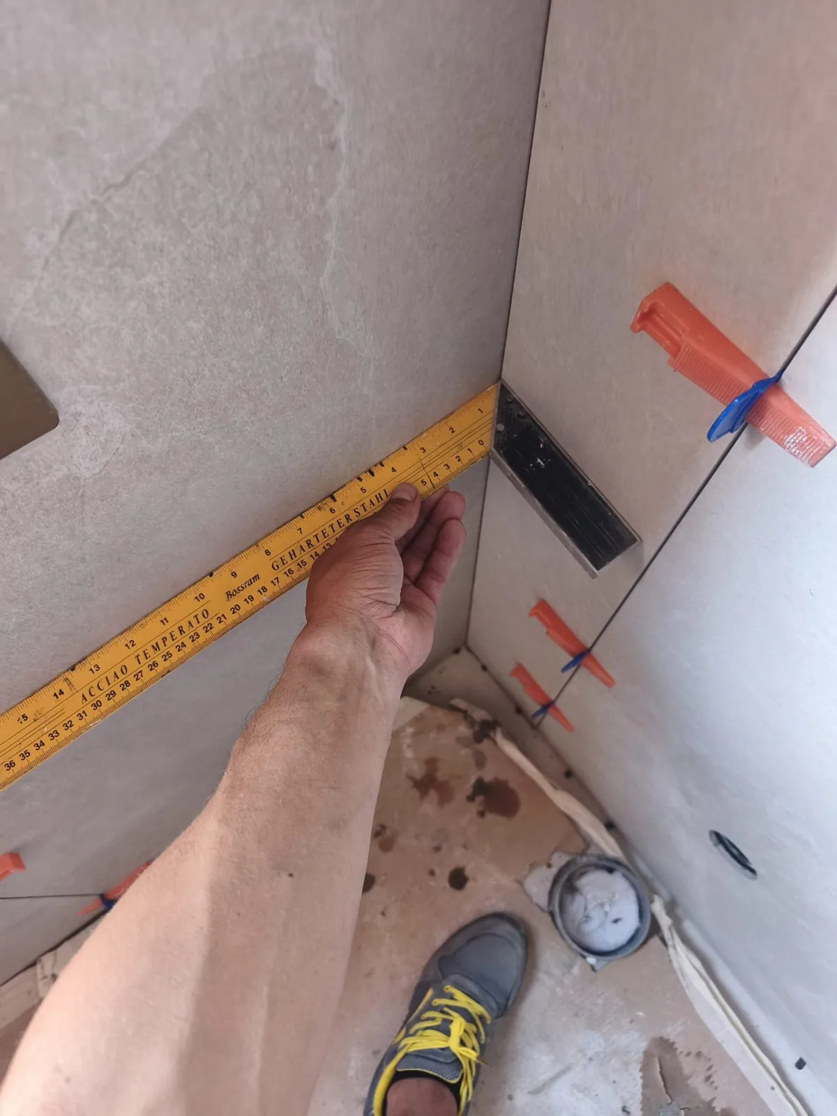 Bagno — Posa piatto doccia filo pavimento con scarico lineare — Ristrutturazione bagno a Modena