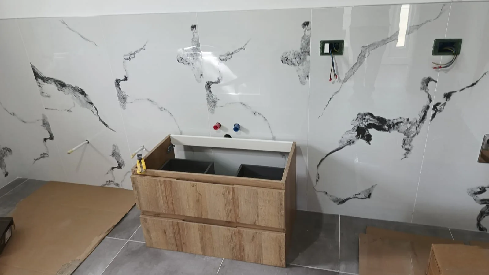Bagno — Rivestimento effetto marmo Statuario e mobile lavabo rovere — Ristrutturazione bagno a Modena