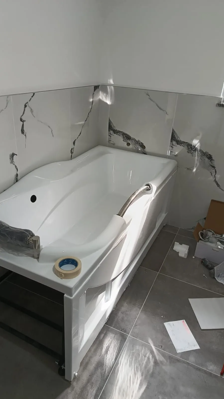 Bagno — Posa vasca idromassaggio con boiserie effetto marmo — Ristrutturazione bagno a Modena