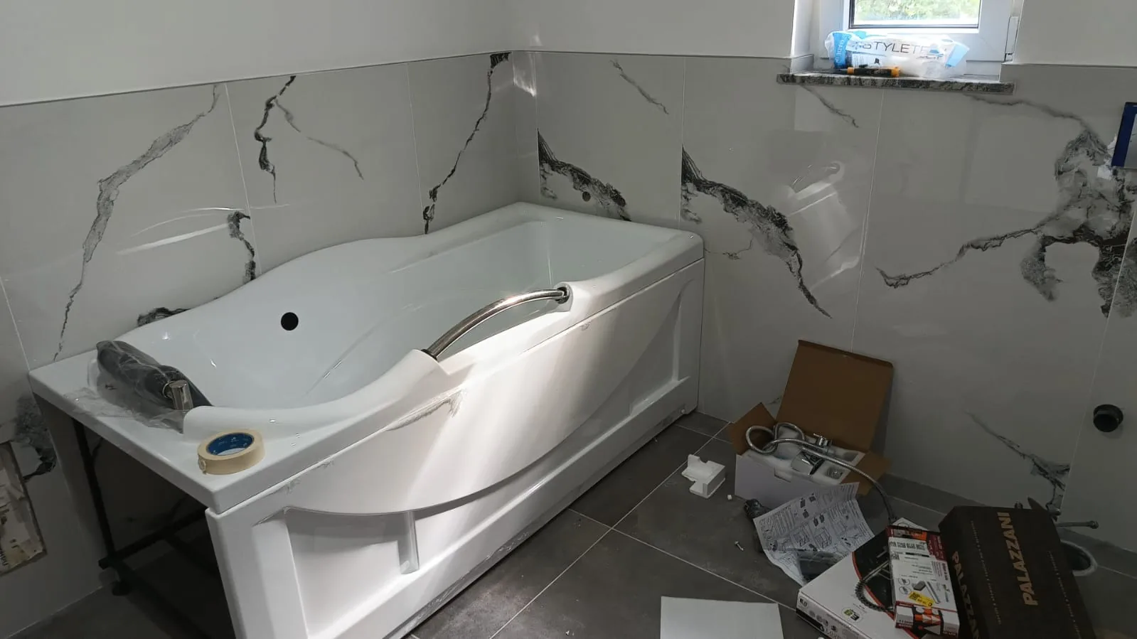 Bagno — Vasca installata e rivestimento Statuario ultimato — Ristrutturazione bagno a Modena