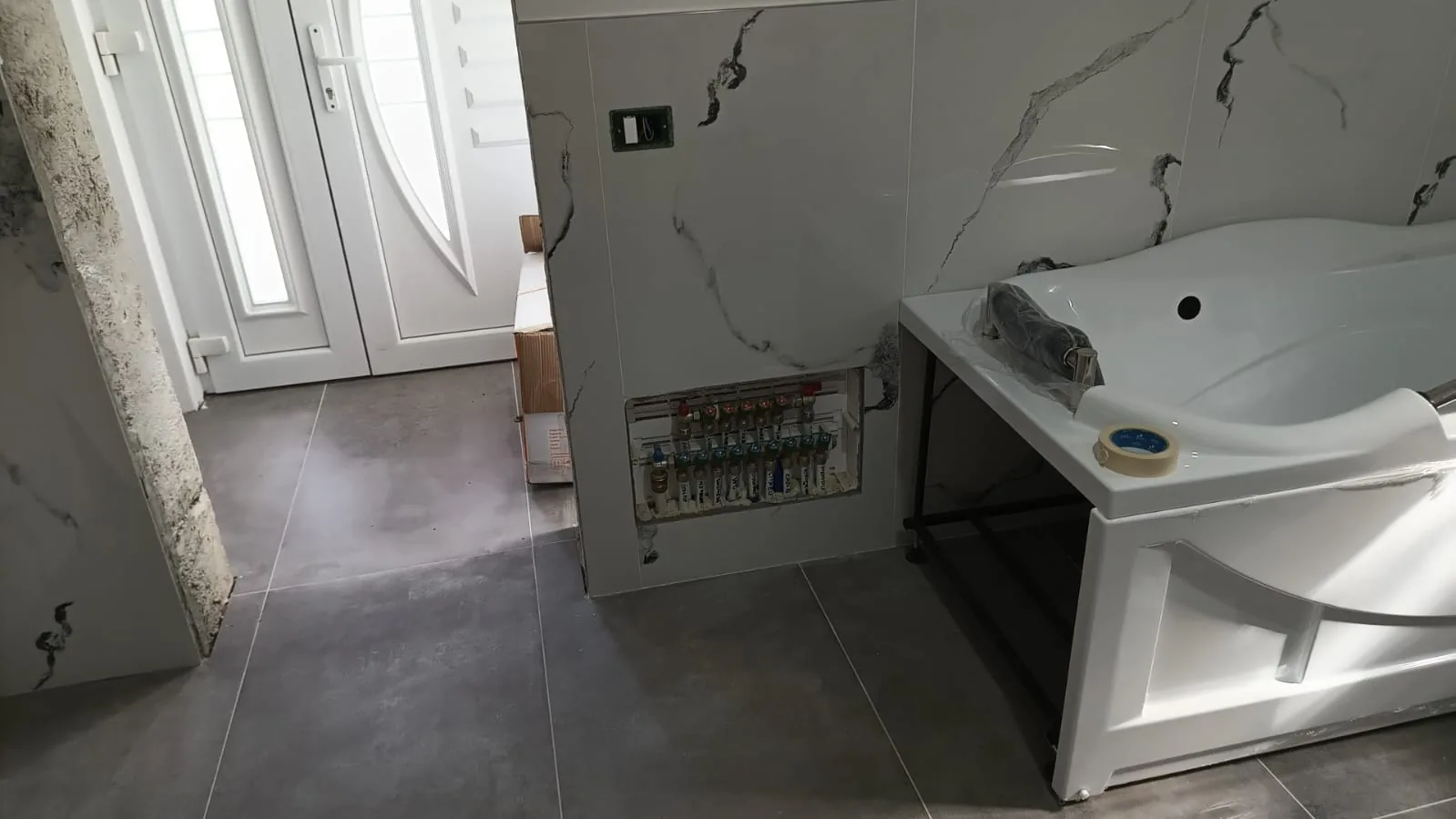 Bagno — Collettore idraulico integrato nel rivestimento a marmo — Ristrutturazione bagno a Modena