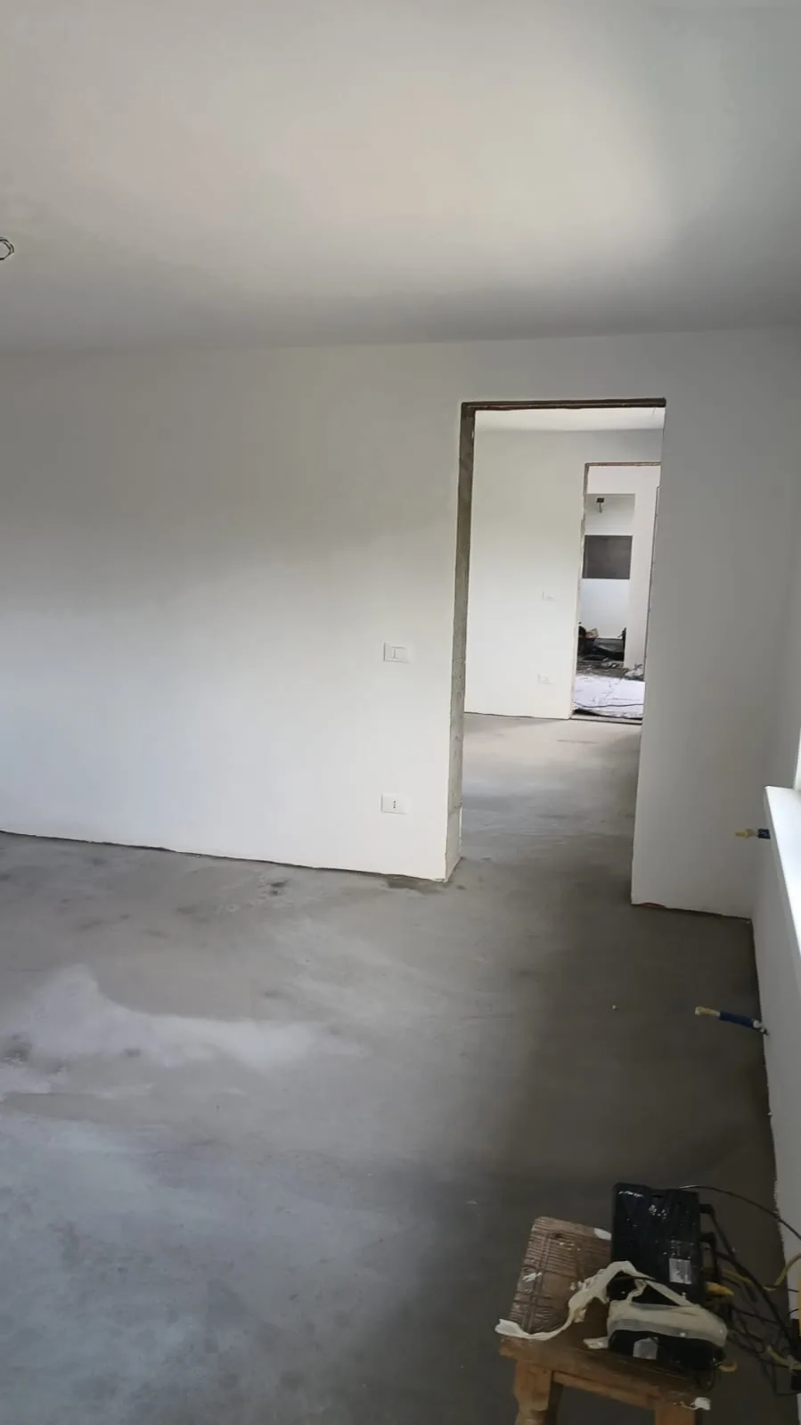 Appartamento — Pareti rasate e tinteggiate pronte per il pavimento — Tinteggiatura e finiture a Modena